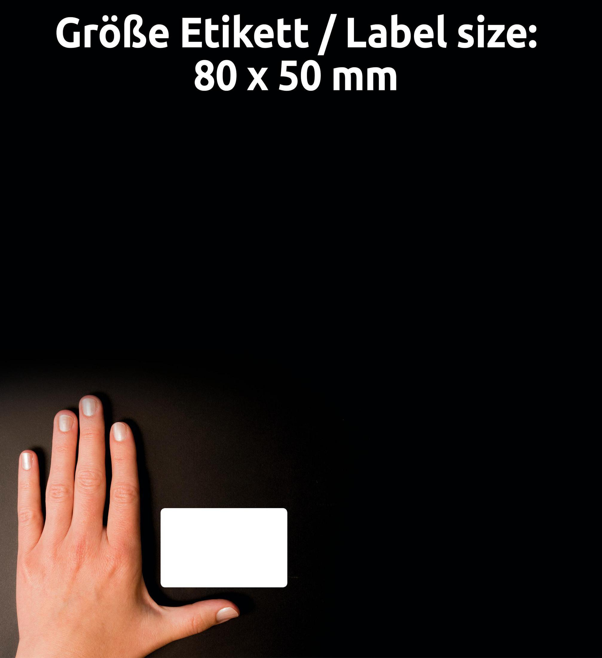 Hand hält ein weißes Etikett. Schwarzer Hintergrund mit Text: Größe Etikett / Labelgröße: 80 x 50 mm.