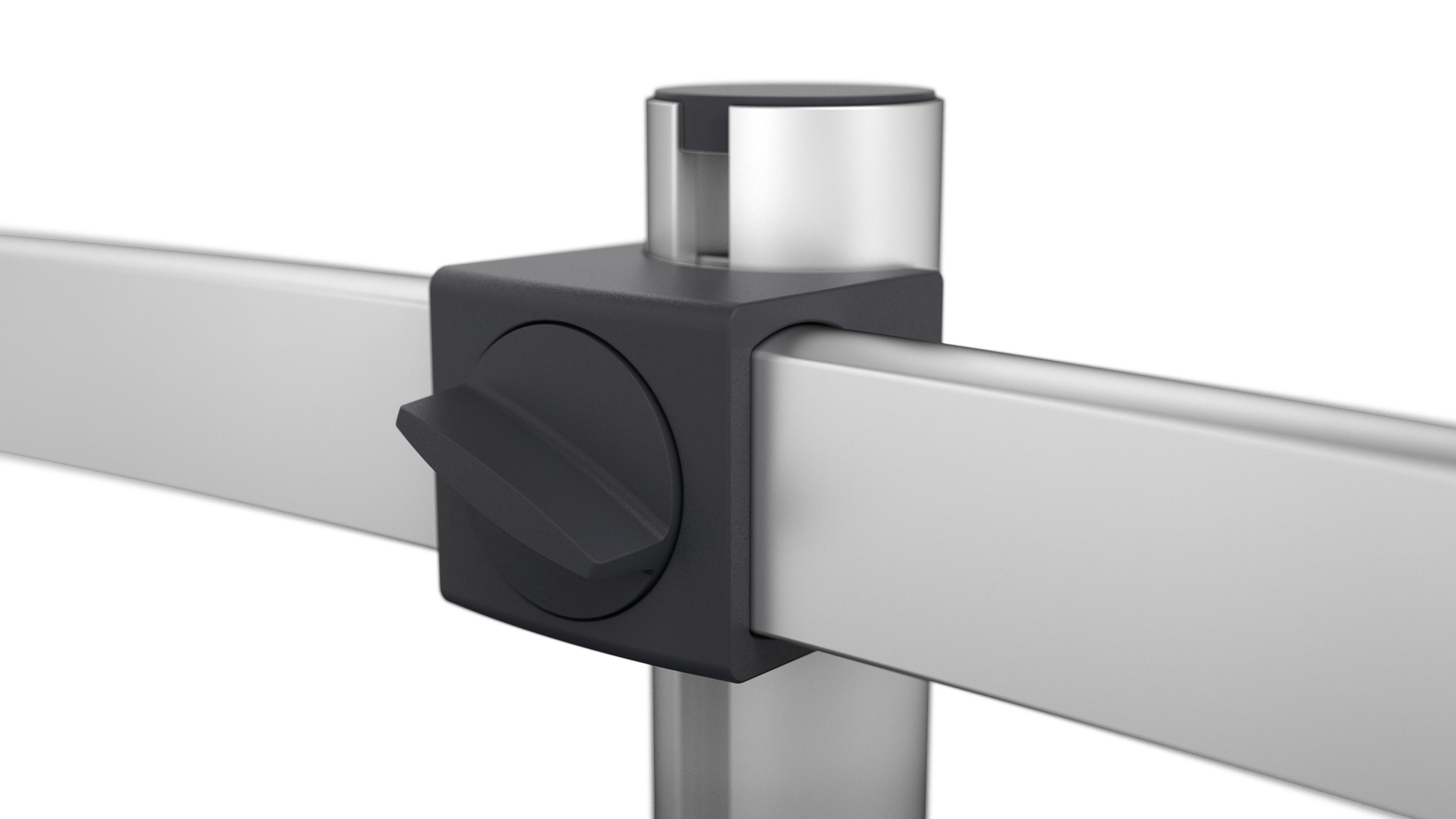 Eine schwarze und silberne Klemme sichert eine Metallstange. Sie hat einen schwarzen Knopf. Weißer Hintergrund.