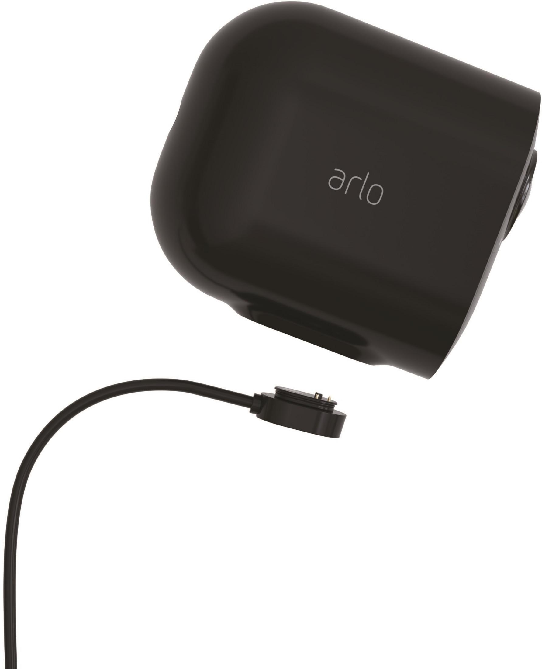 Eine schwarze Arlo-Sicherheitskamera mit Ladekabel. Das Kabel ist abgetrennt.