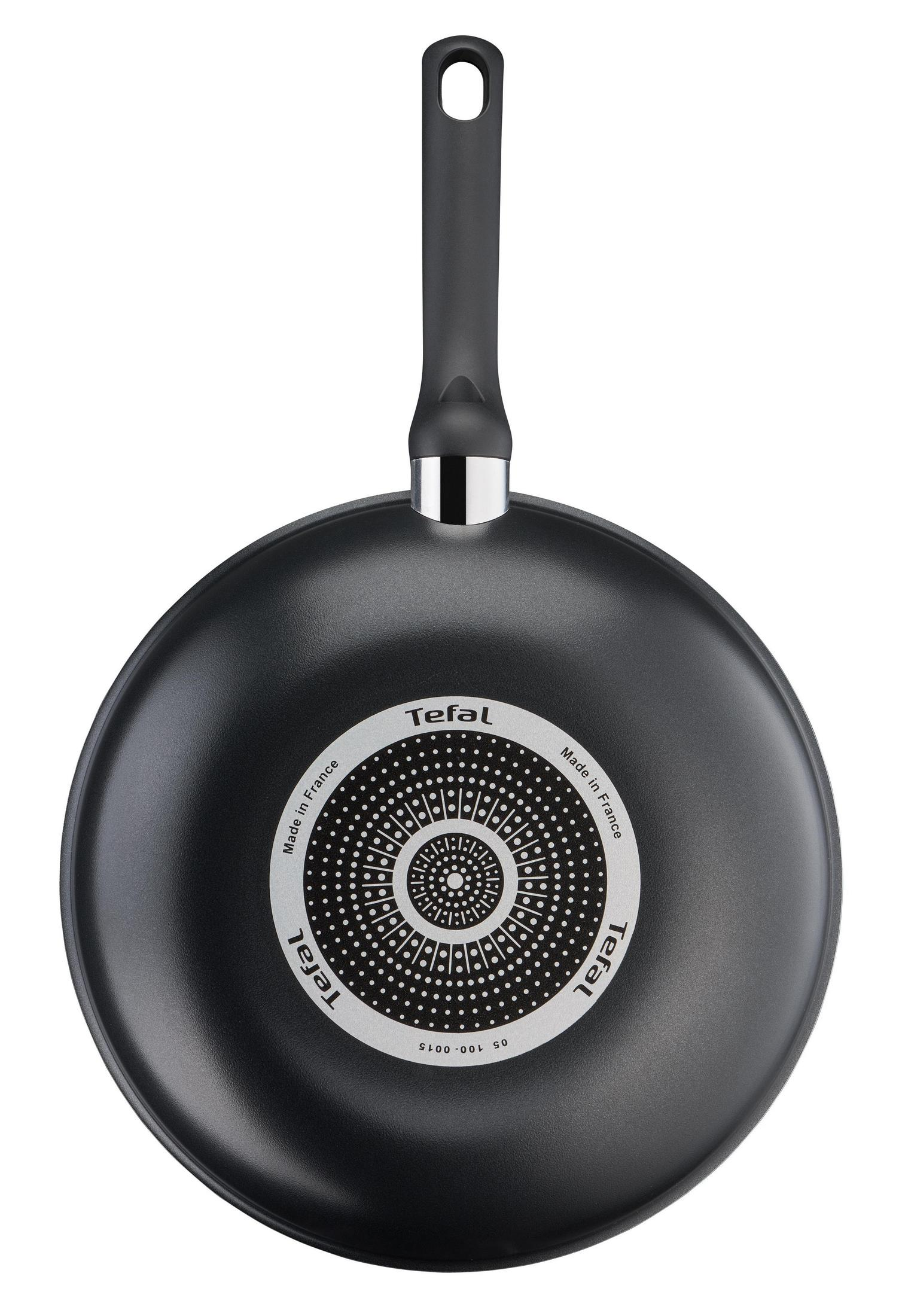 De bodem van een zwarte Tefal-koekenpan, met de basis met het merklogo.