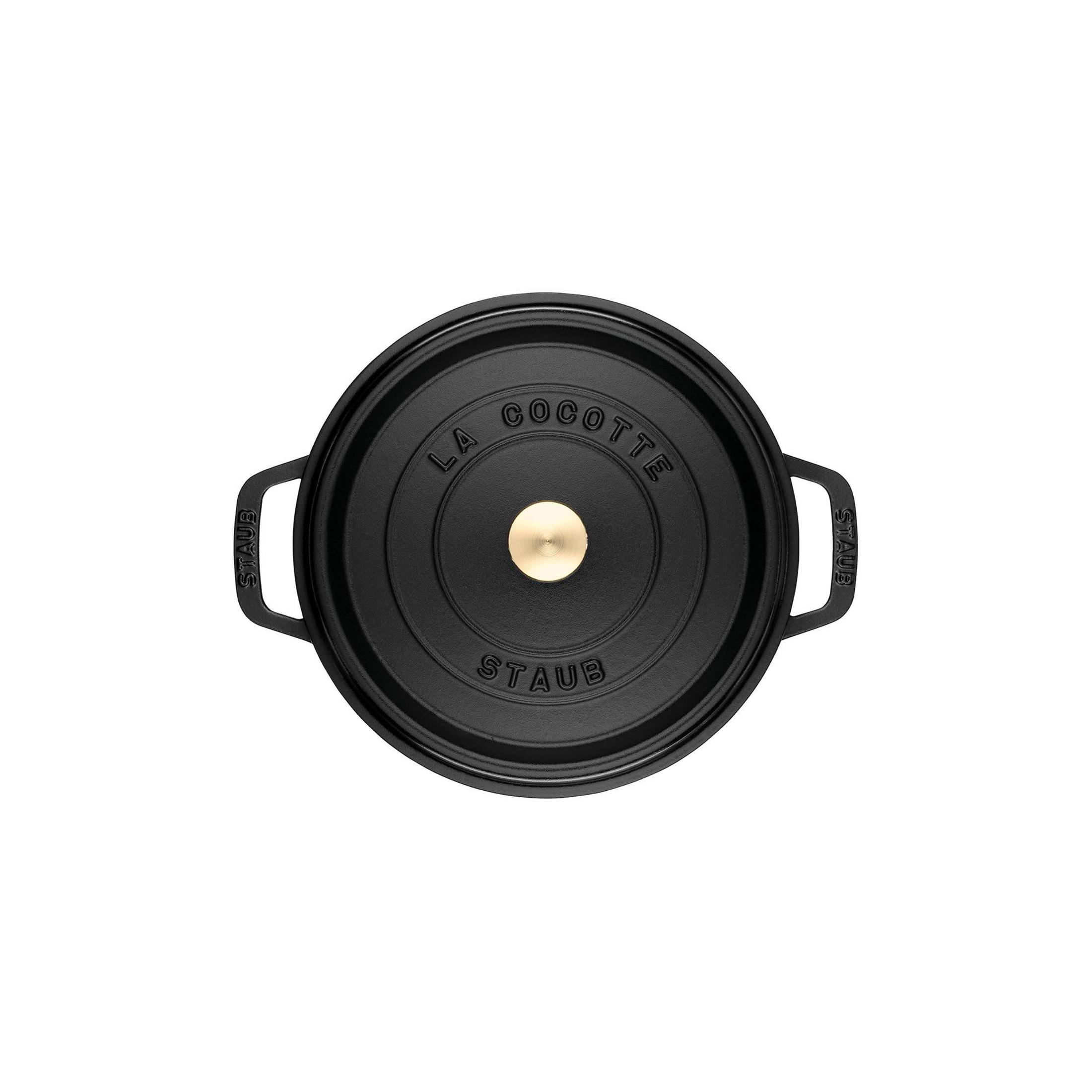 Casserole en fonte noire avec couvercle. Le couvercle porte l'inscription 'LA COCOTTE STAUB'. Bouton doré.
