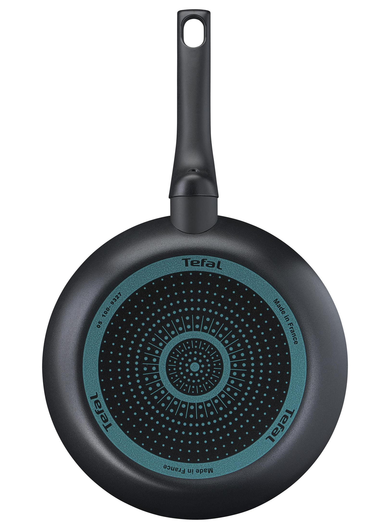 Czarny patelnia Teflon, spód z turkusowym wzorem i uchwytem, ​​etykieta Made in France.
