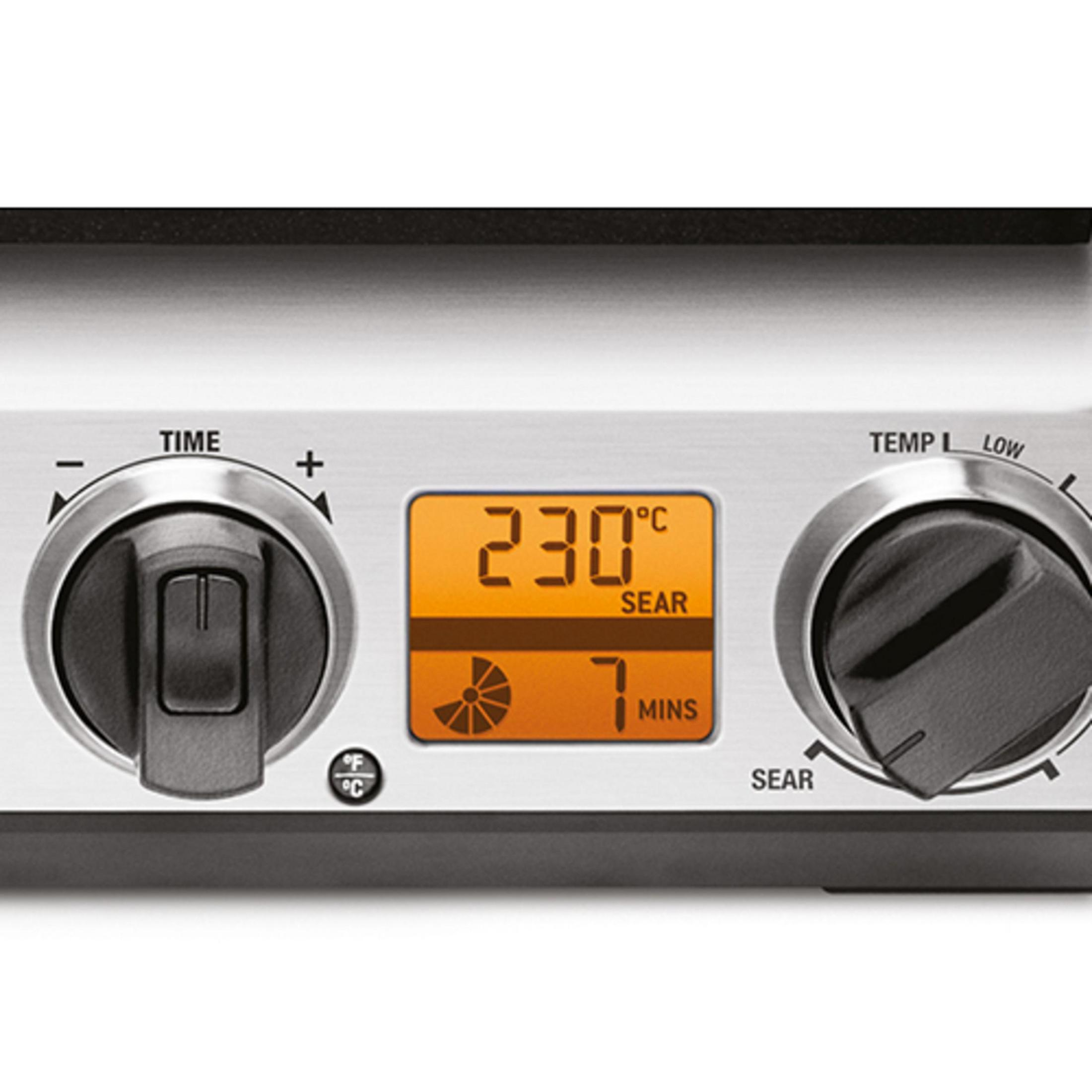 Wyświetlacz cyfrowy urządzenia kuchennego pokazujący 230°C i 7 minut.