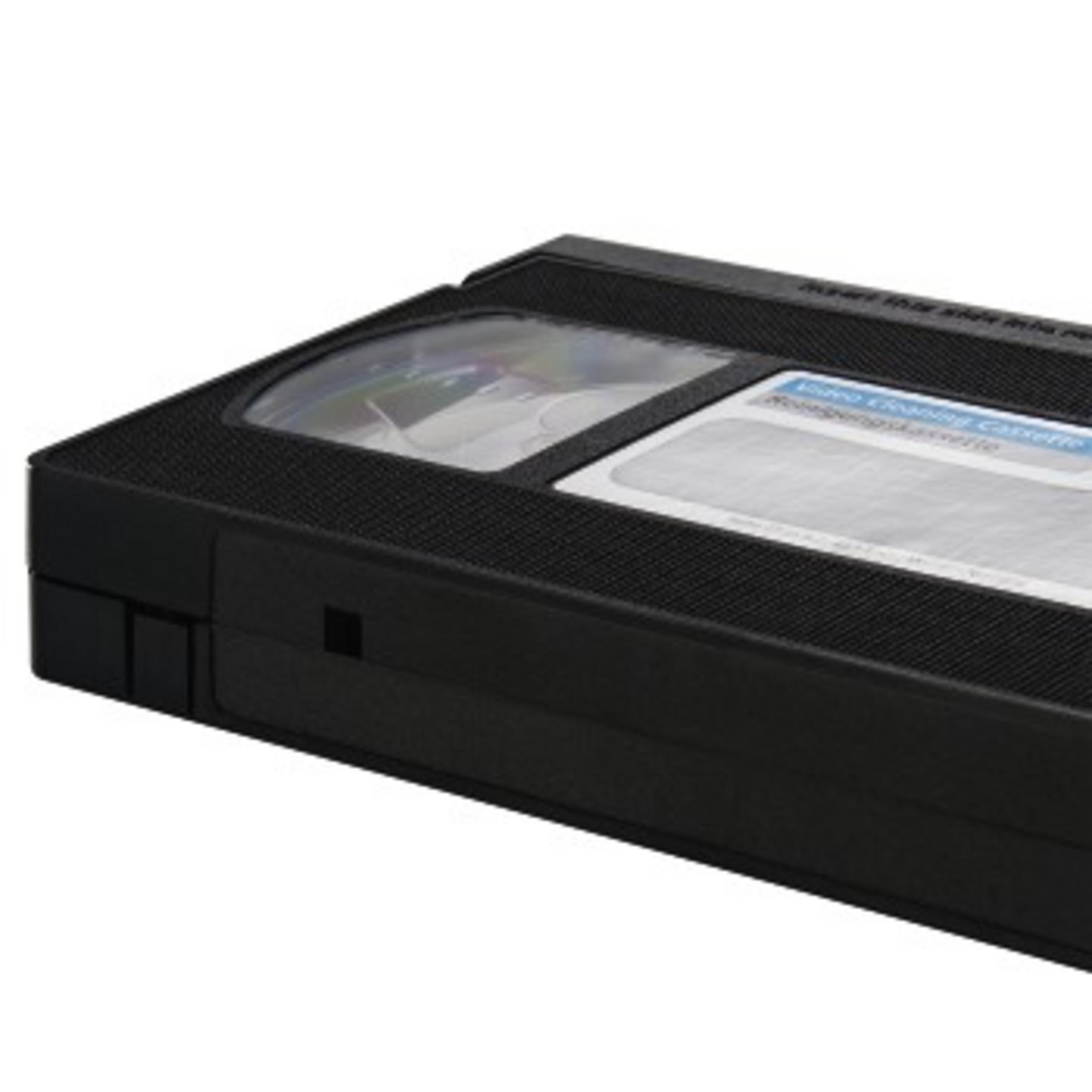 Schwarzes VHS-Band. Das Etikett zeigt den Text "Video Cleaning Cassette". Weißer Hintergrund.