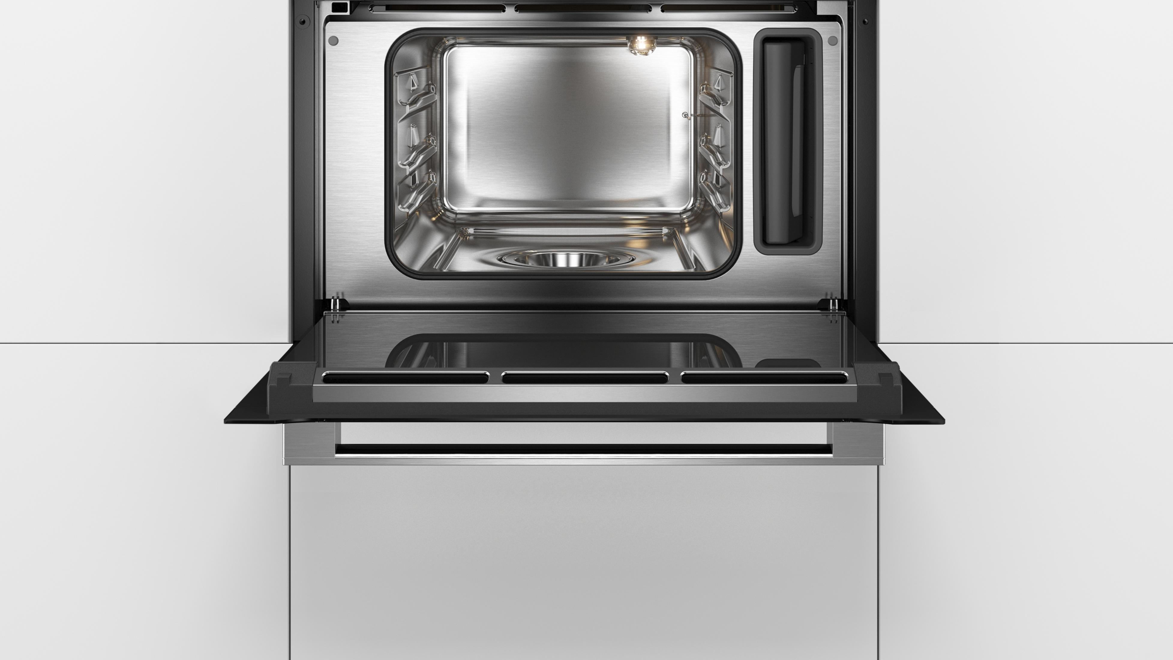 De binnenkant van een moderne oven met de deur open. Roestvrijstalen interieur.