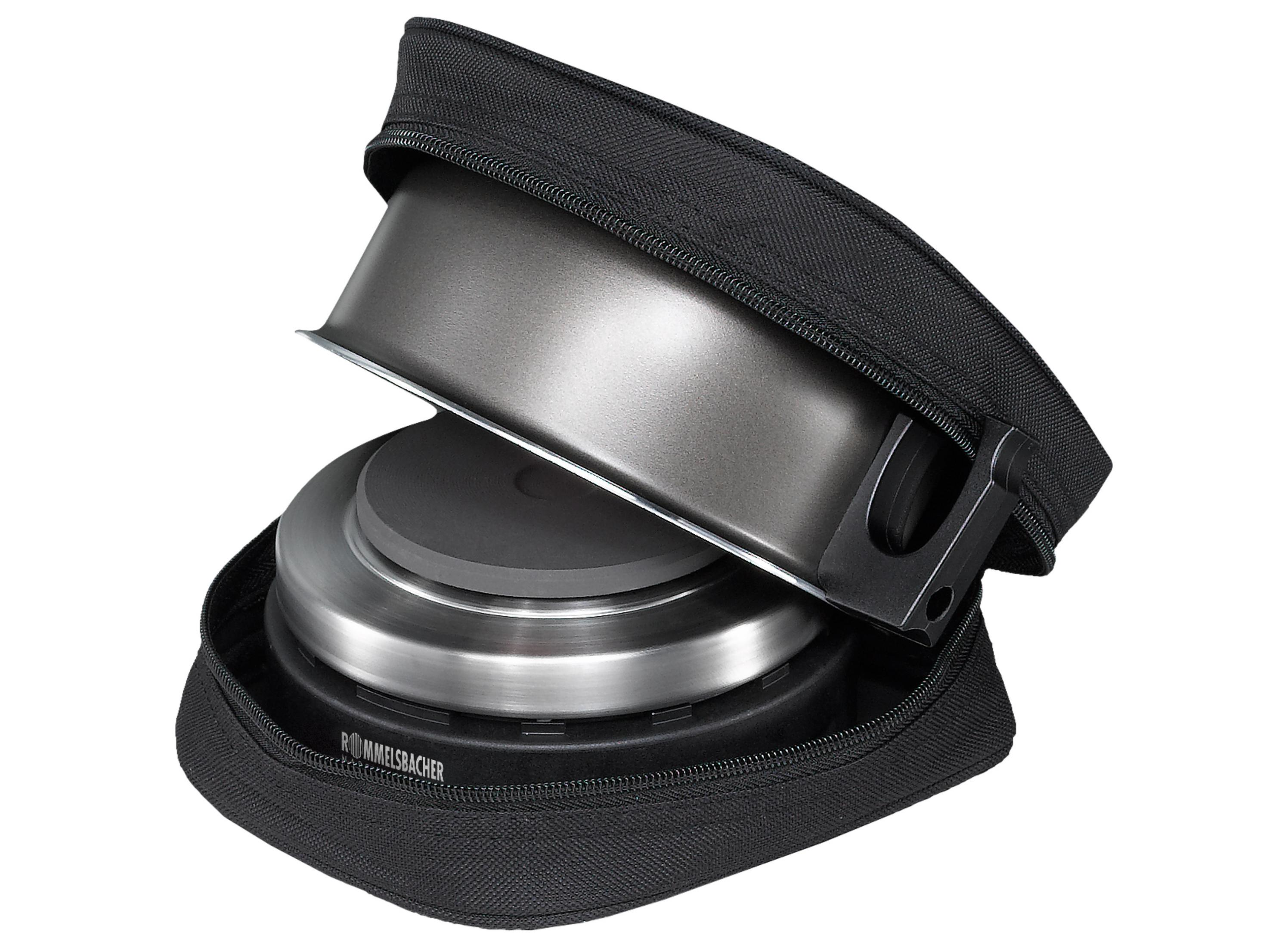 Czarna walizka transportowa z urządzeniem kuchennym w środku. Urządzenie ma szarą powierzchnię.