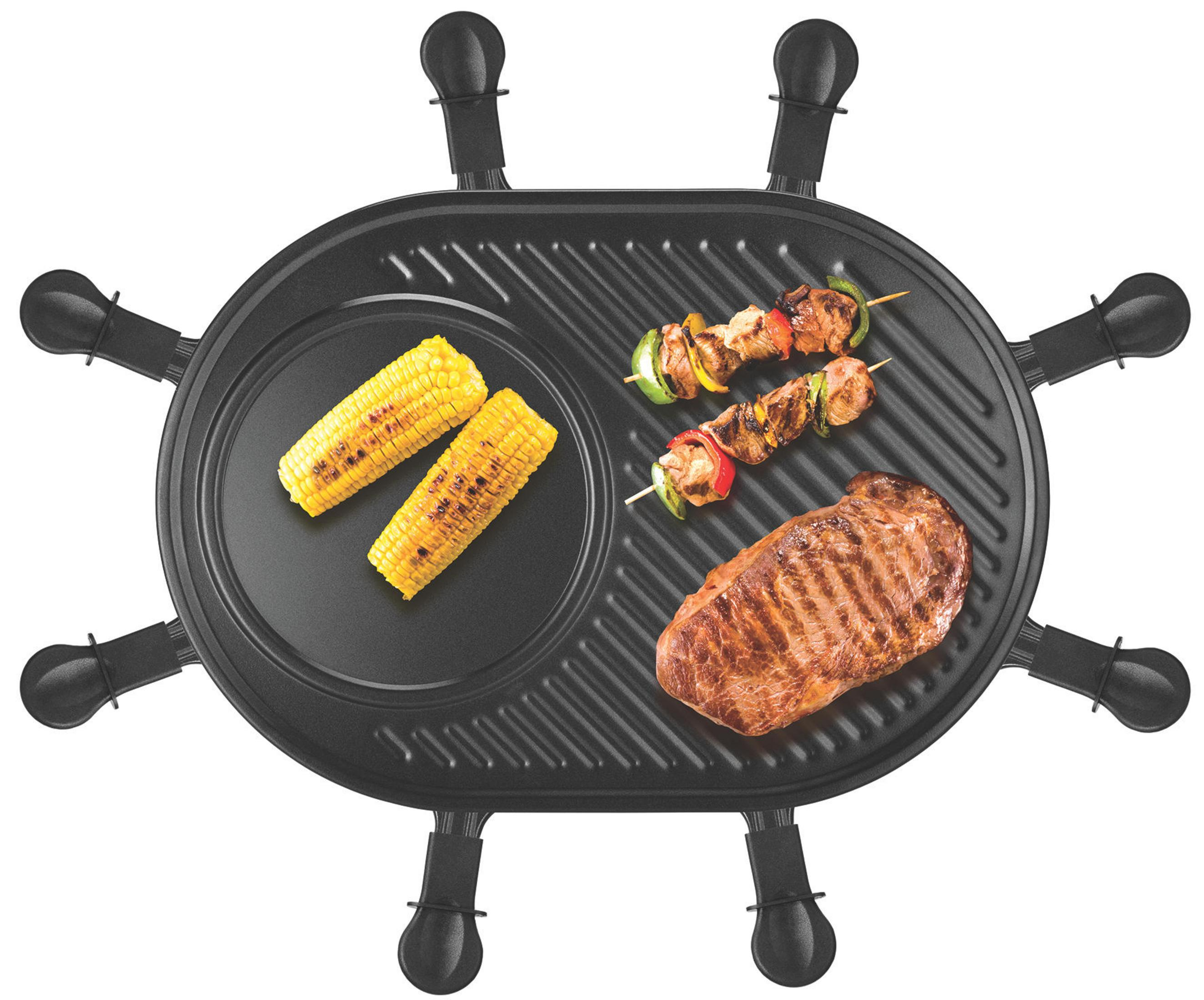 Ein schwarzer Raclette-Grill mit Mais, Steak und Spießen. Weißer Hintergrund.