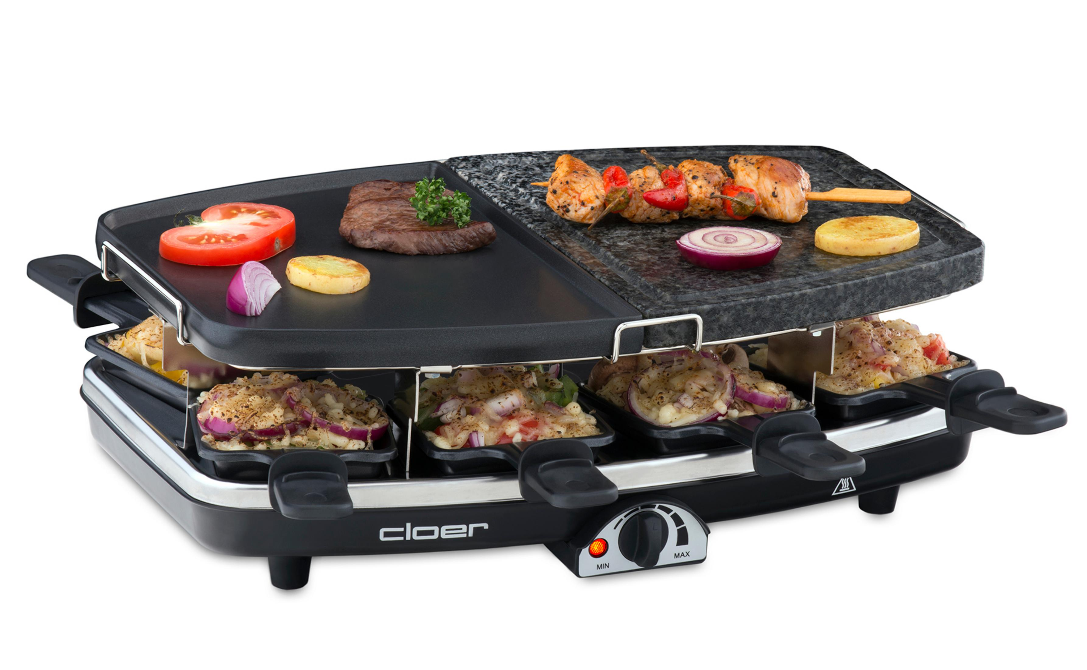Ein schwarzer Grill mit Essen. Enthält Tomaten, Fleisch, Gemüse und Spieße.