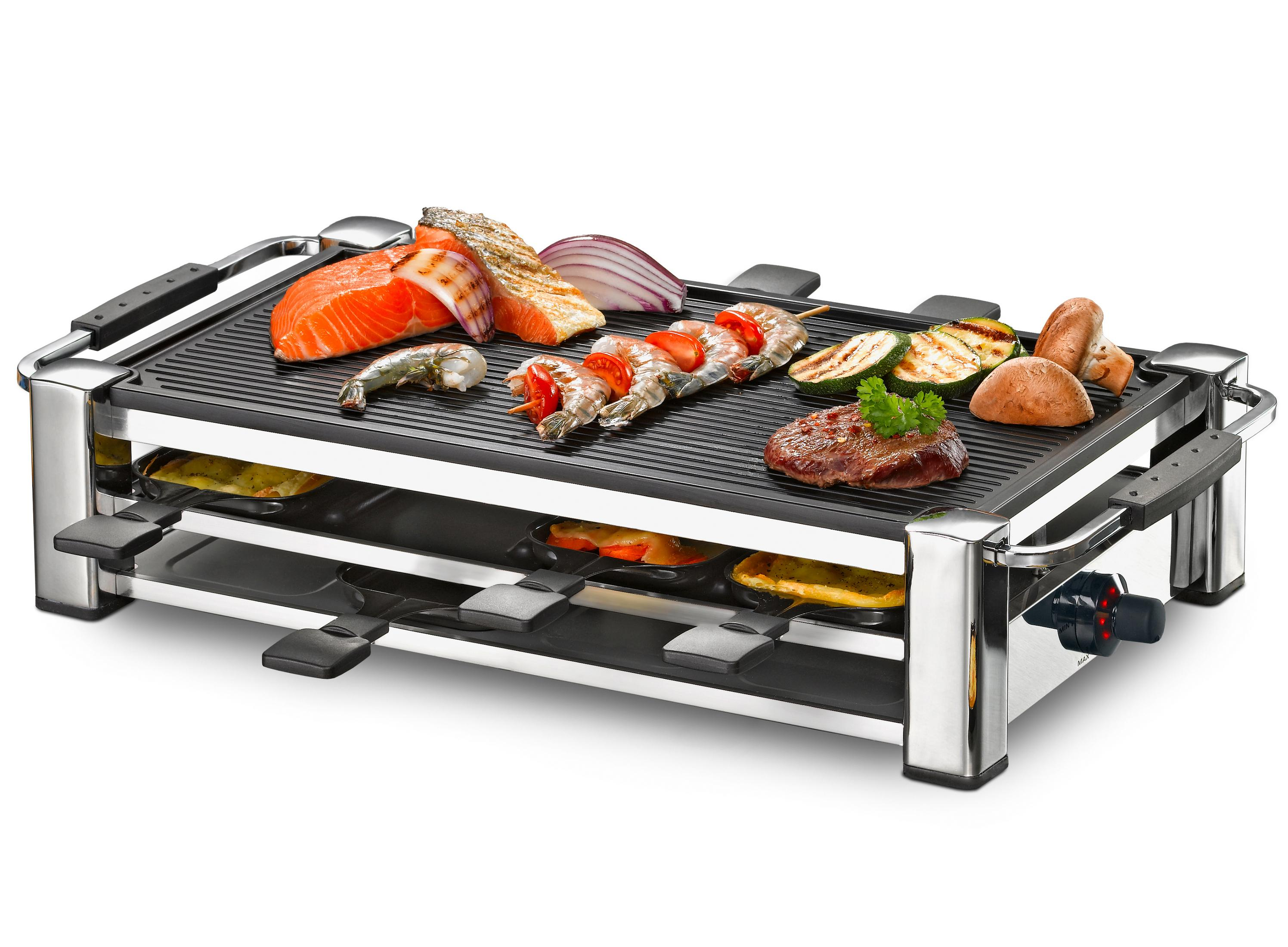 Grill do raclette z różnymi ugotowanymi potrawami na nim, na białym tle.
