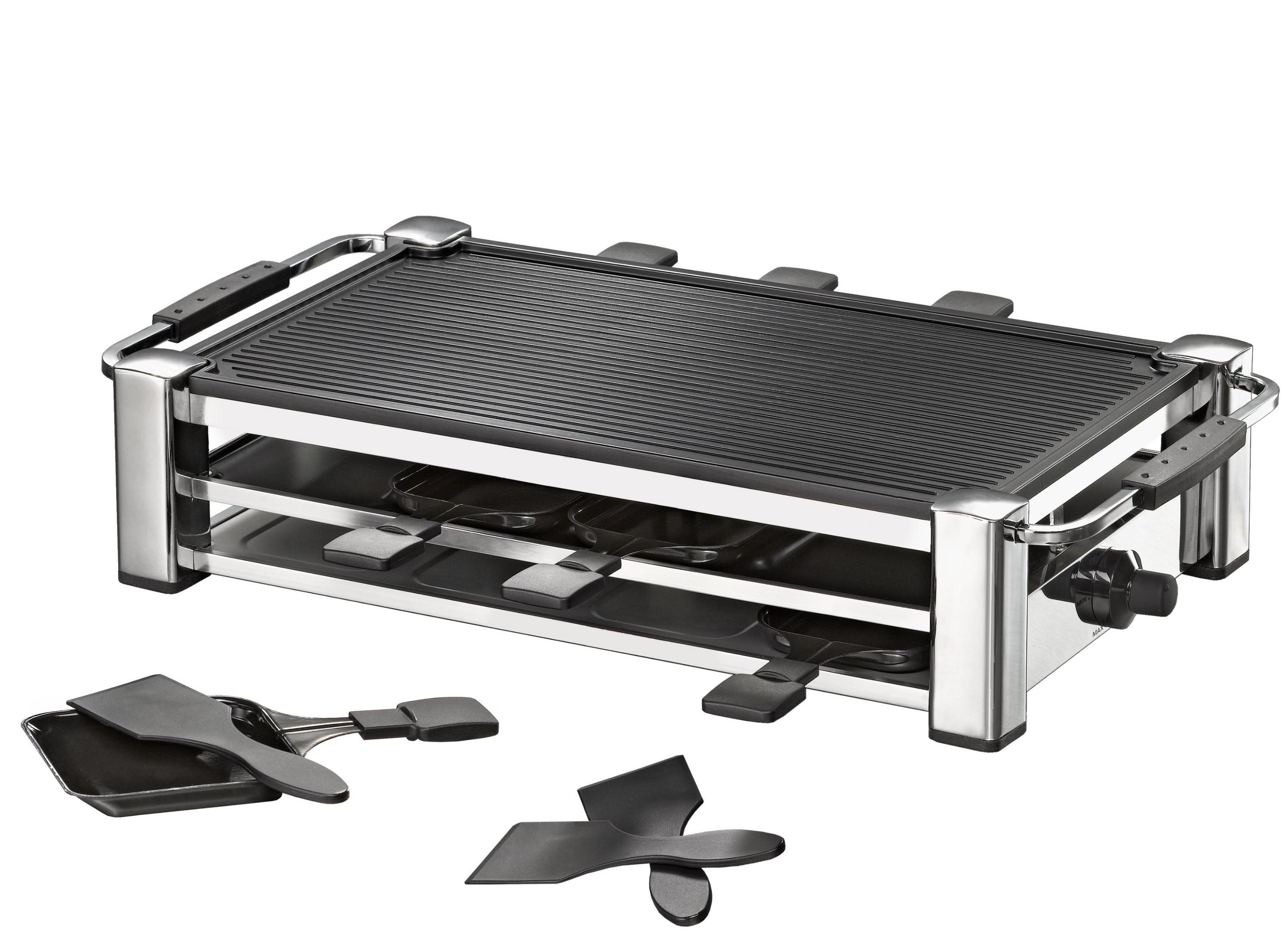 Srebrny grill do raclette z czarnymi płytami do grillowania i akcesoriami. Białe tło.