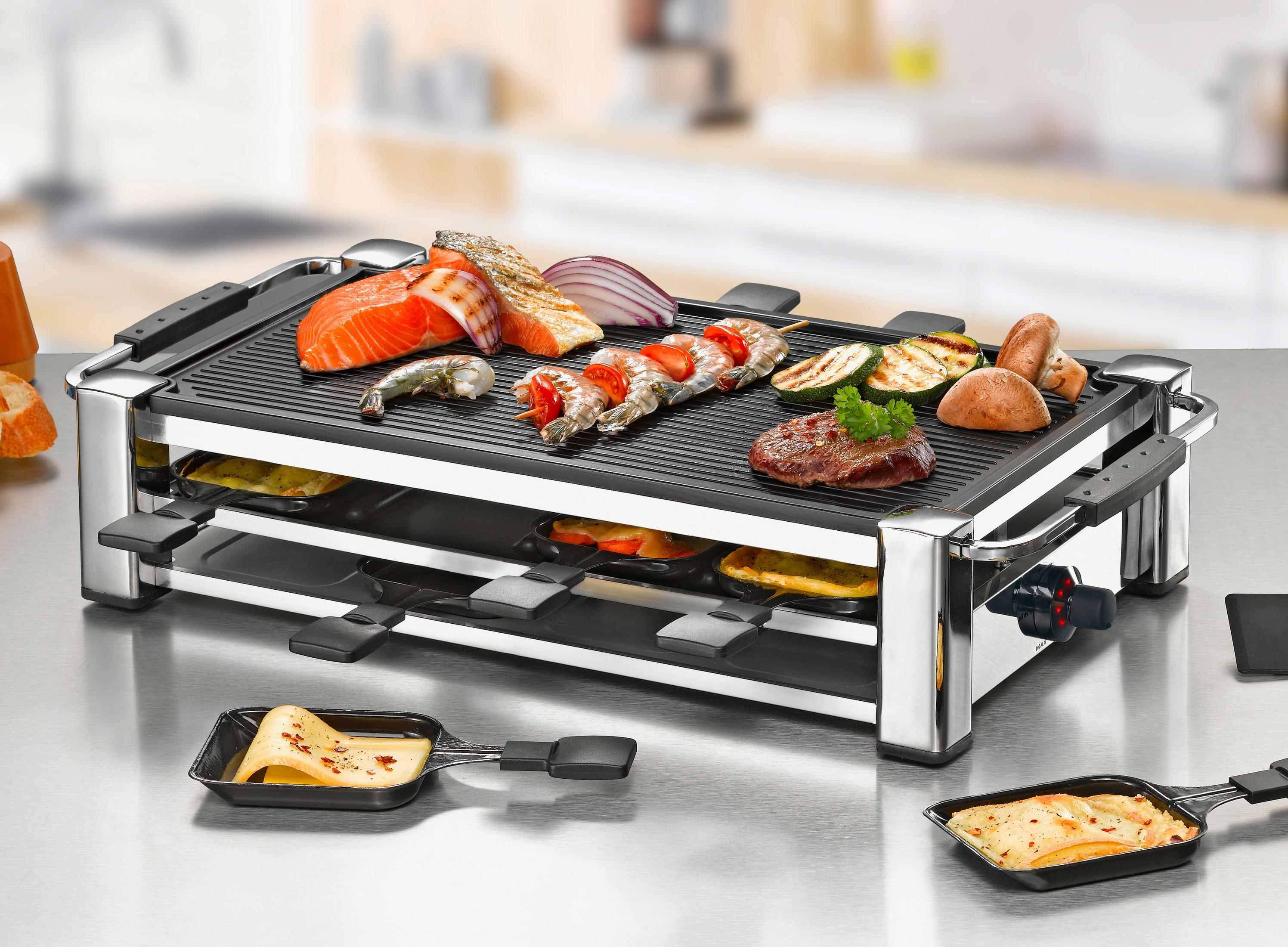 Grill z jedzeniem: krewetki, stek, warzywa i ser z potrawami do raclette.