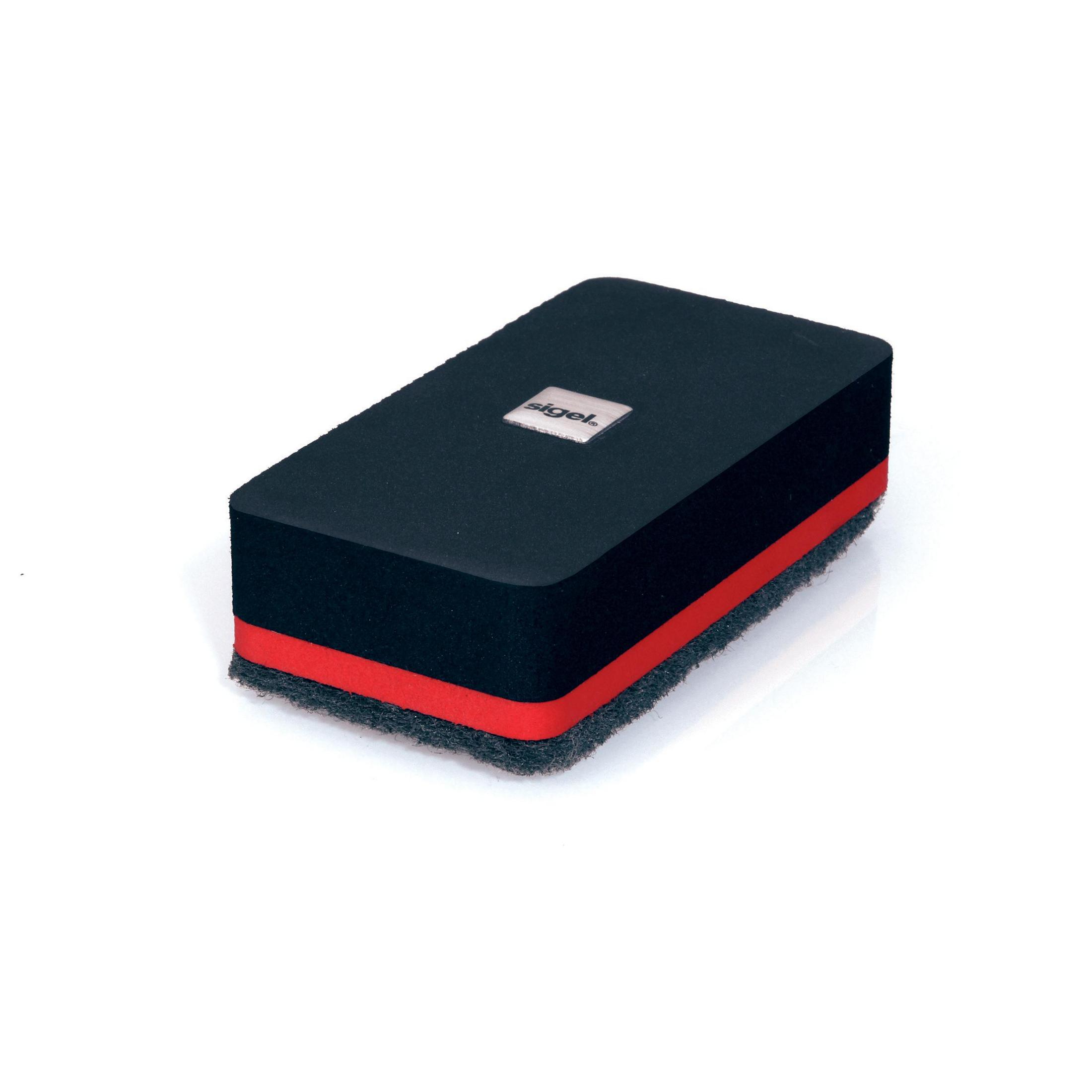 Schwarzer Reinigungsblock mit roter Zierleiste. Weißer Hintergrund, Produktaufnahme.