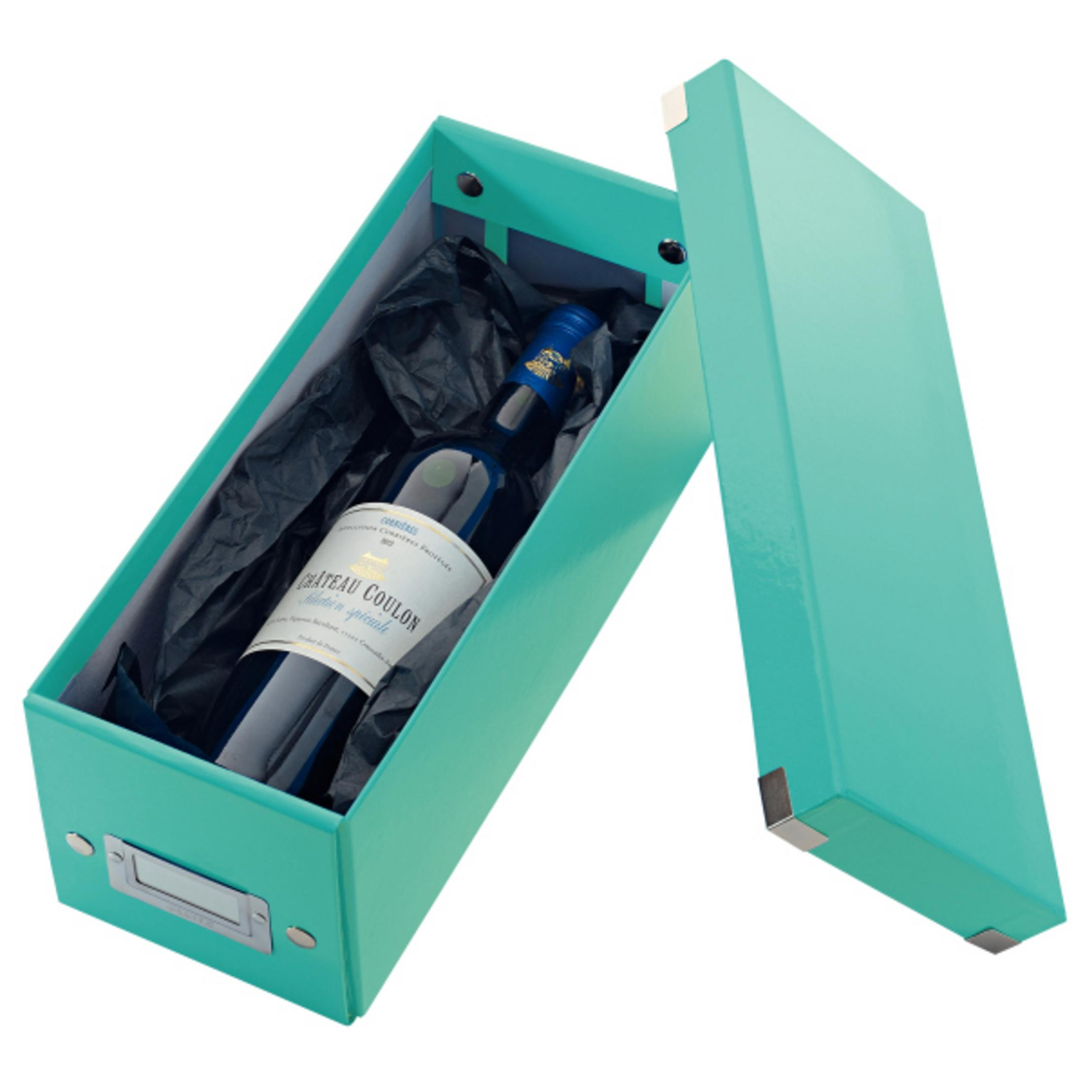 Türkis Geschenkbox mit einer Weinflasche darin, eingewickelt in schwarzes Seidenpapier.