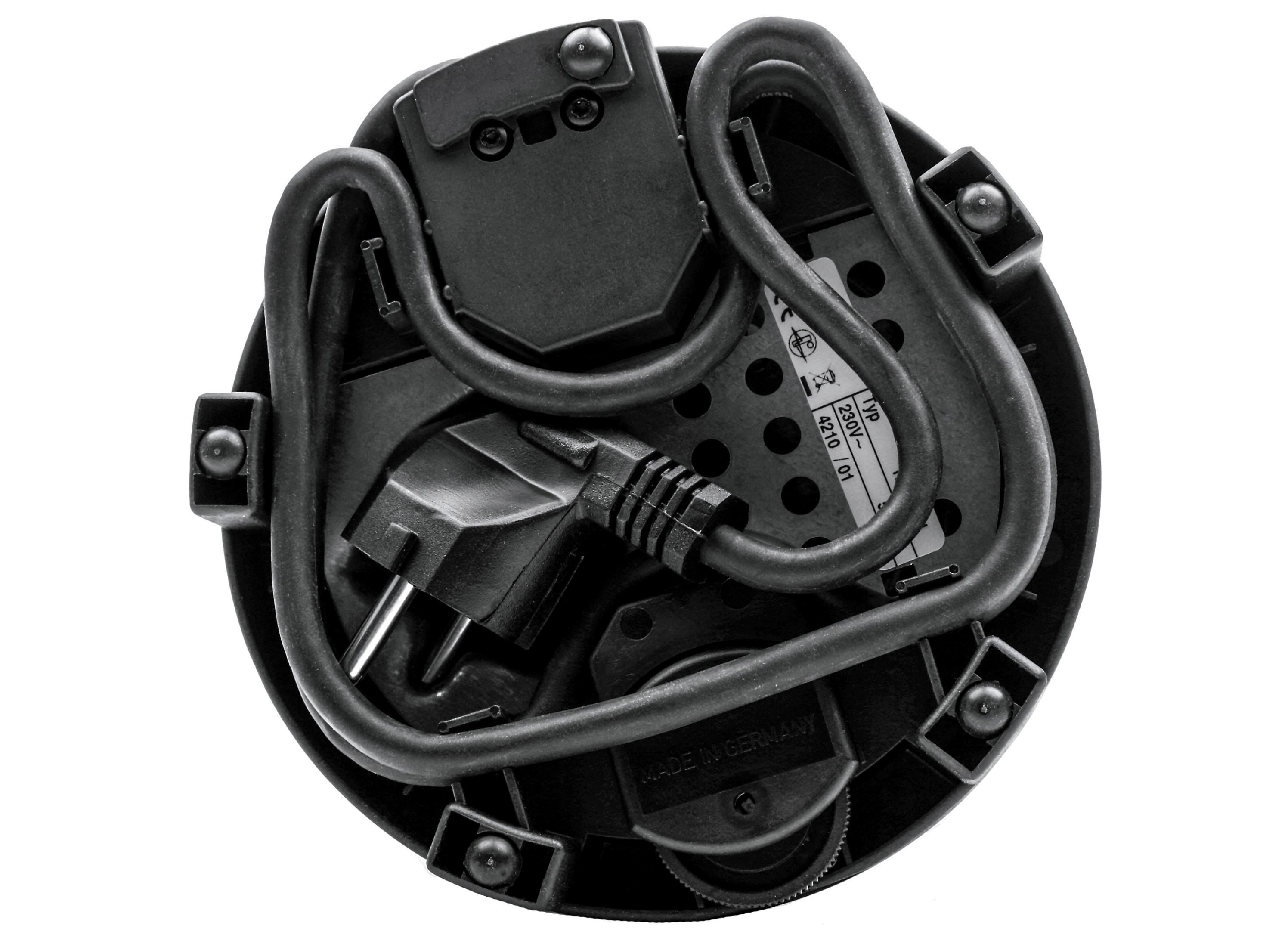 La parte inferiore di un dispositivo nero con un cavo di alimentazione collegato. Contiene una spina e un'etichetta.