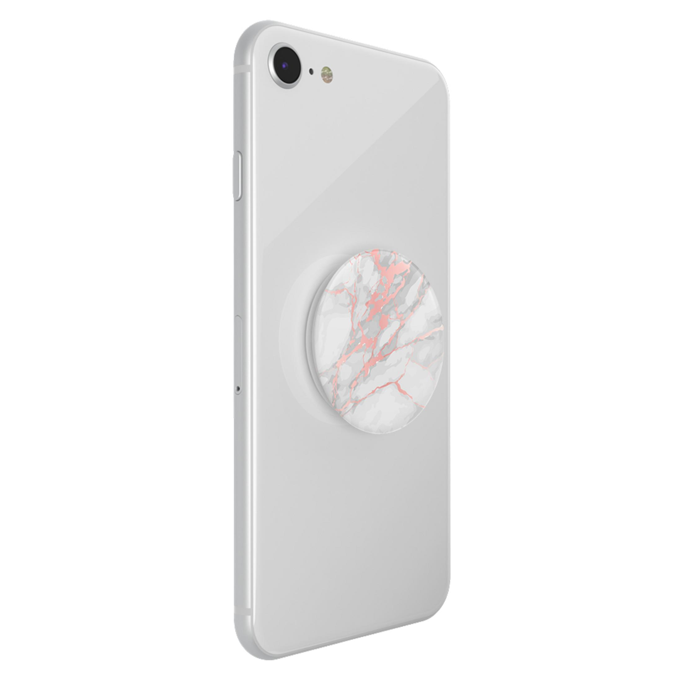Weißes iPhone mit marmoriertem Popsocket auf der Rückseite, leicht angewinkelt.
