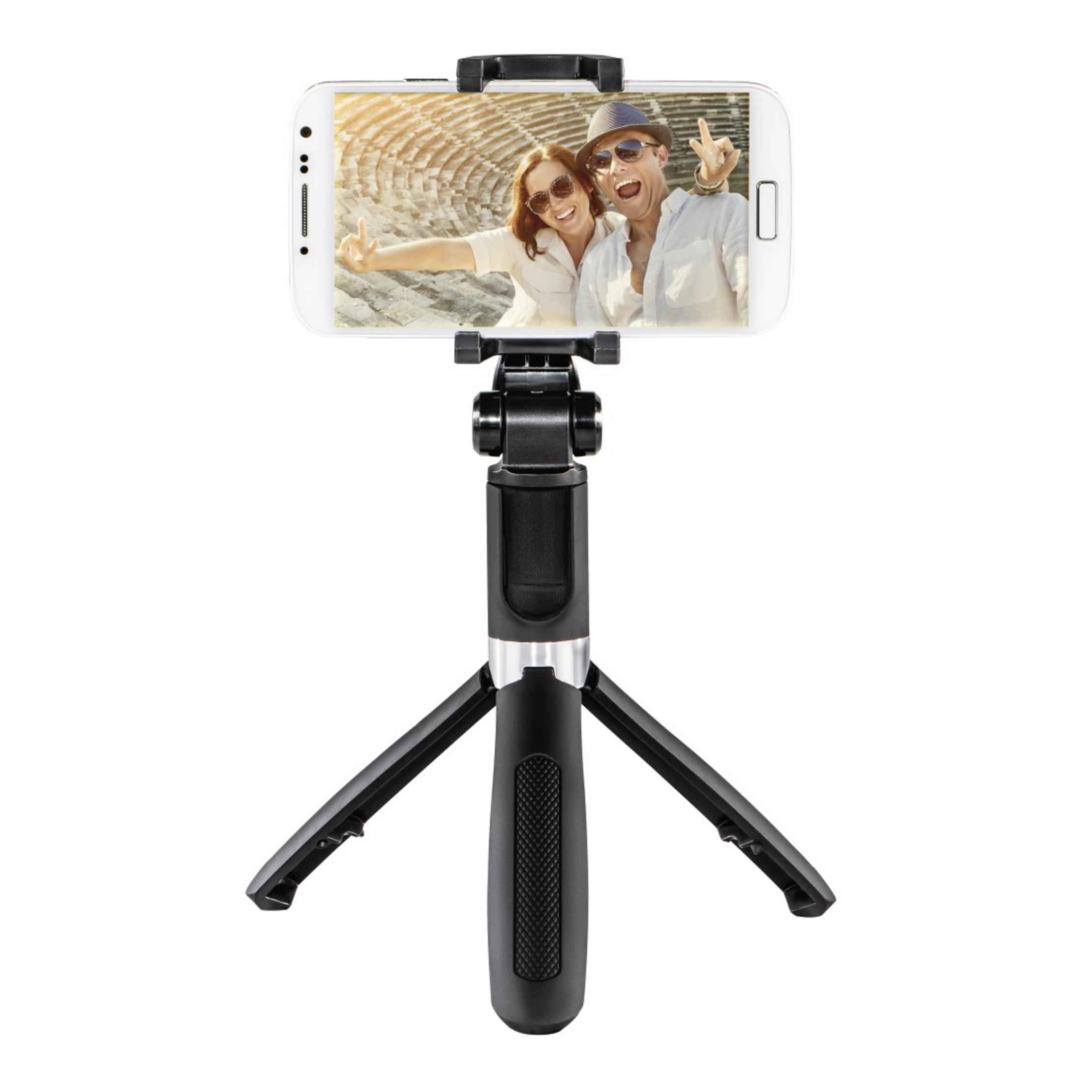 Un bastone per selfie nero che tiene uno smartphone che mostra due persone. Sfondo bianco.