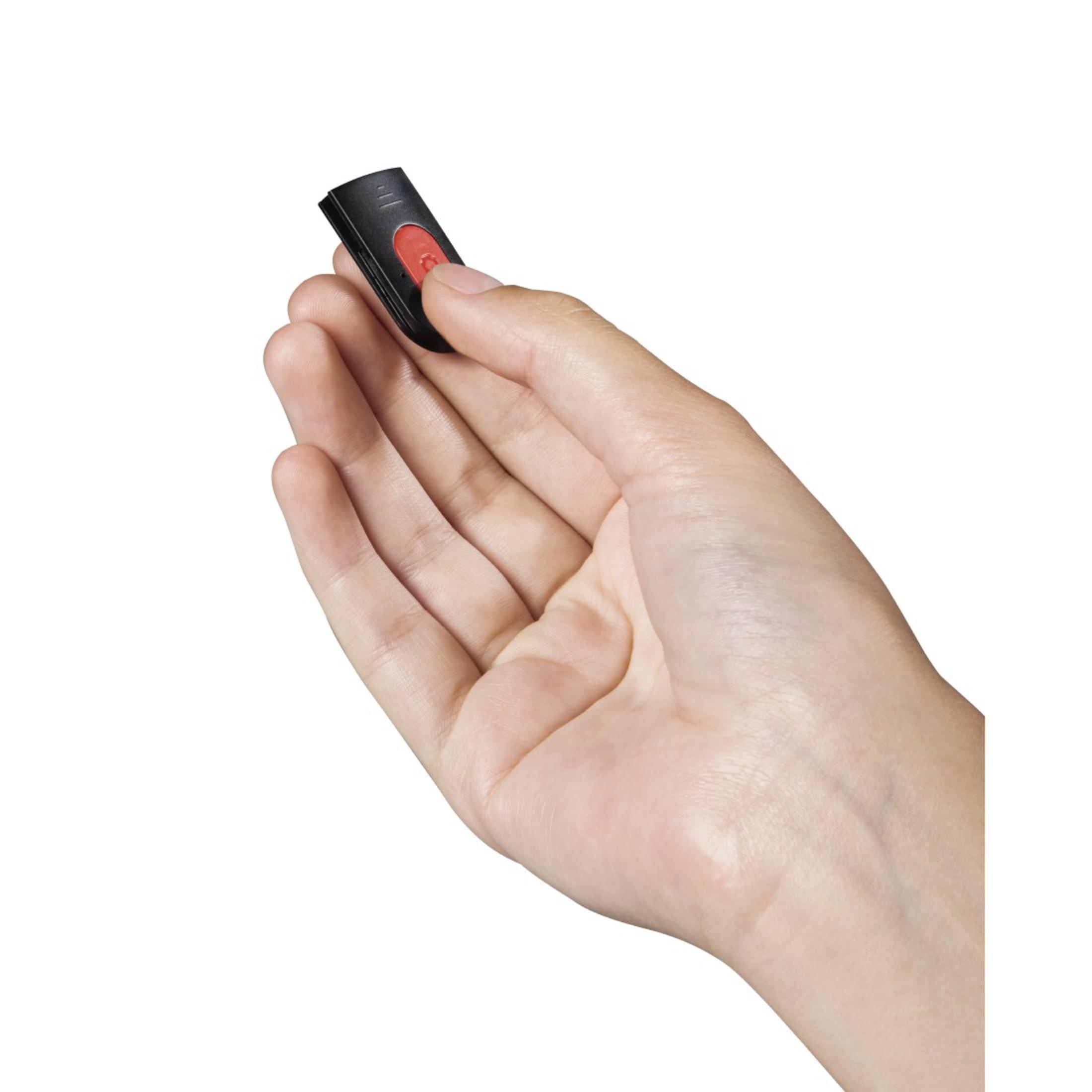 Mano che tiene un piccolo telecomando nero con un pulsante rosso, isolato.