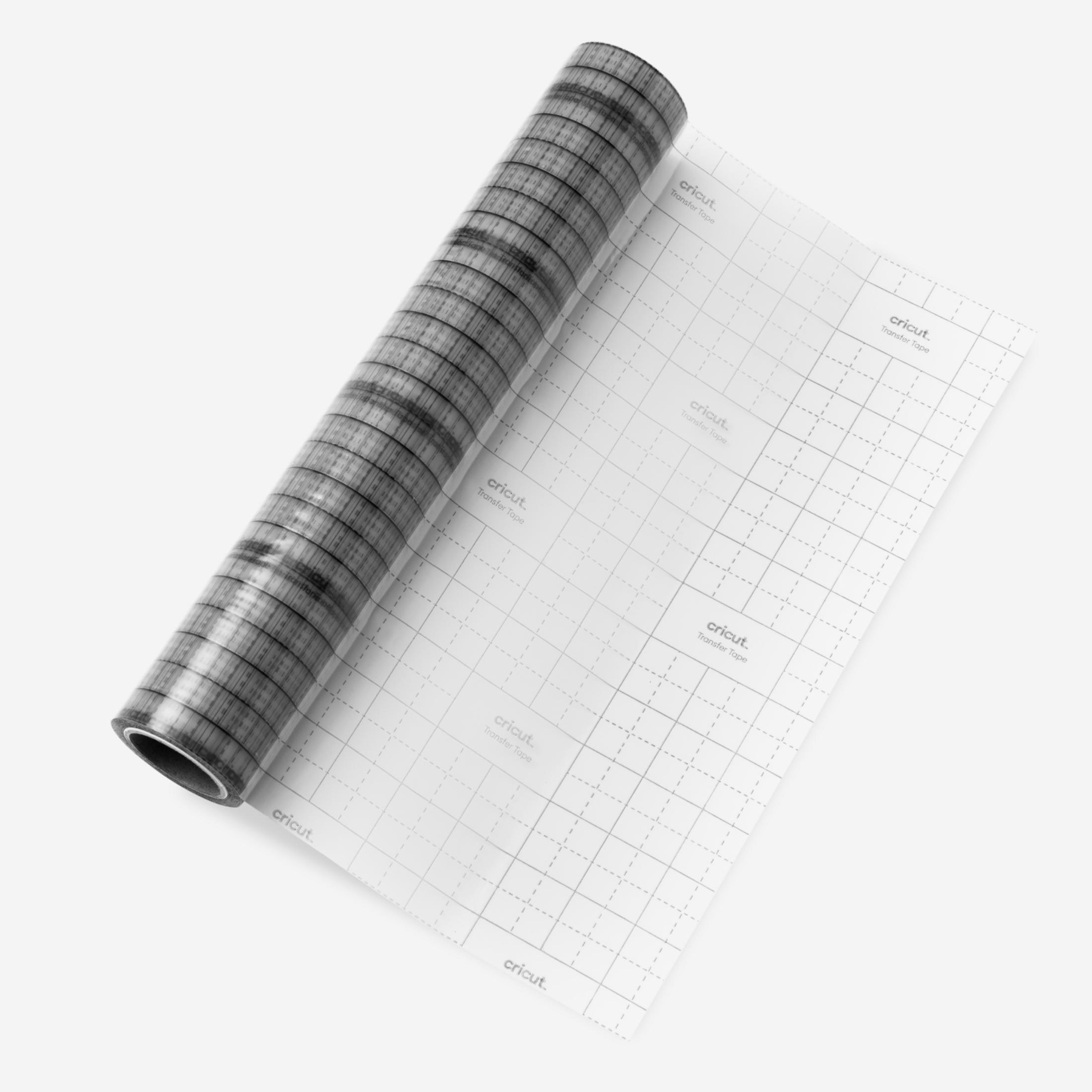 Eine Rolle Cricut Transferband mit Rastermuster, teilweise ausgerollt auf Weiß.