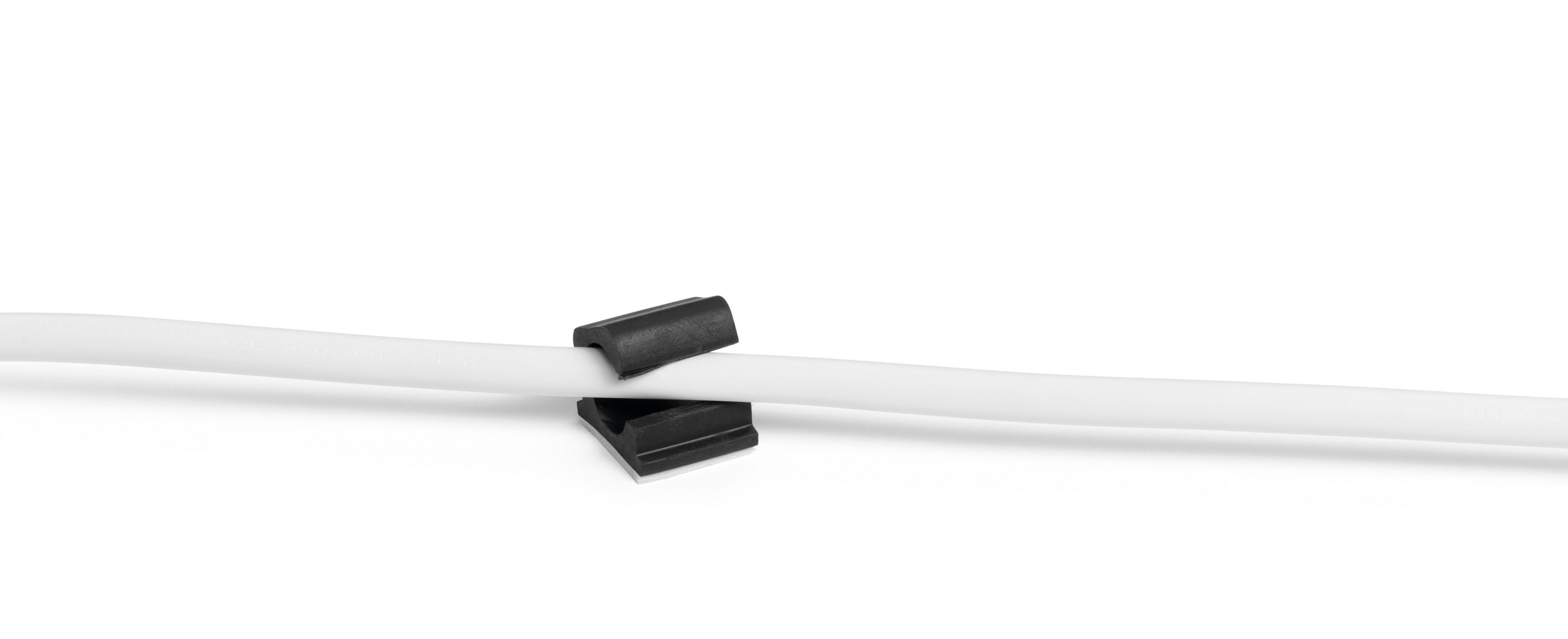 Kabelclip mit weißem Kabel vor weißem Hintergrund.