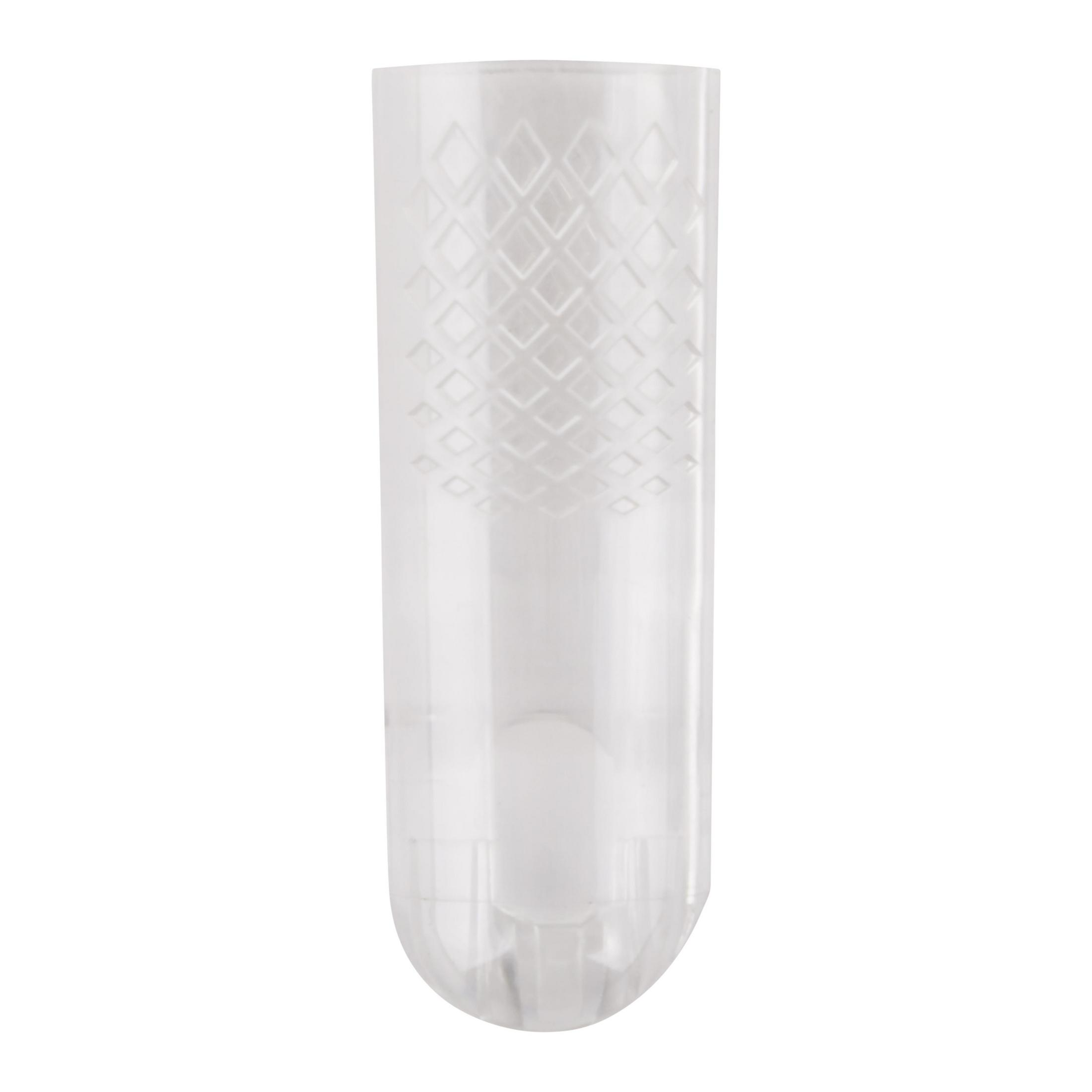 Eine klare, transparente Vase mit Rautenmuster. Sie hat einen abgerundeten Boden und ist hoch.