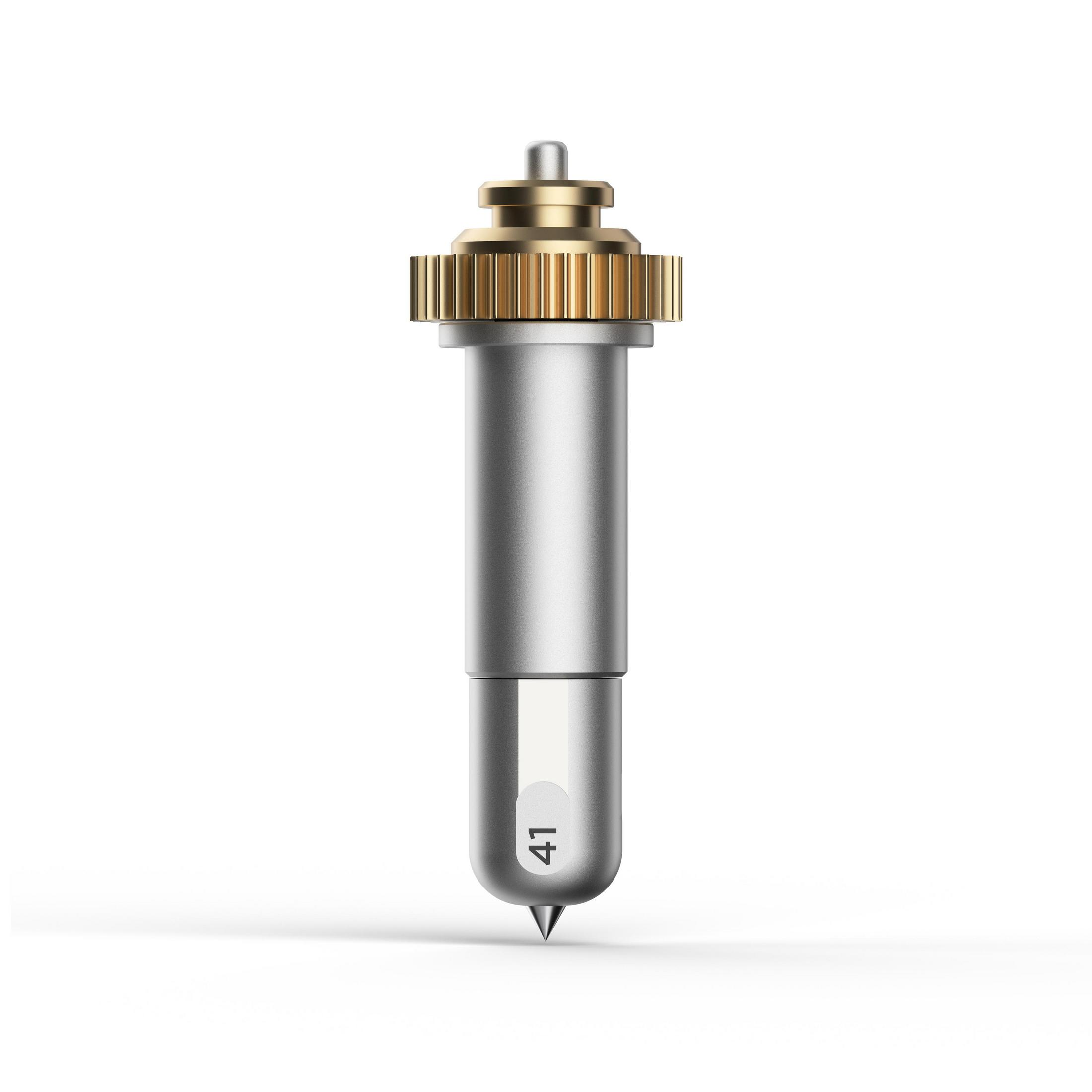Ein silbernes Cricut-Messer mit einem goldenen Ring und einem weißen Etikett mit '41'.