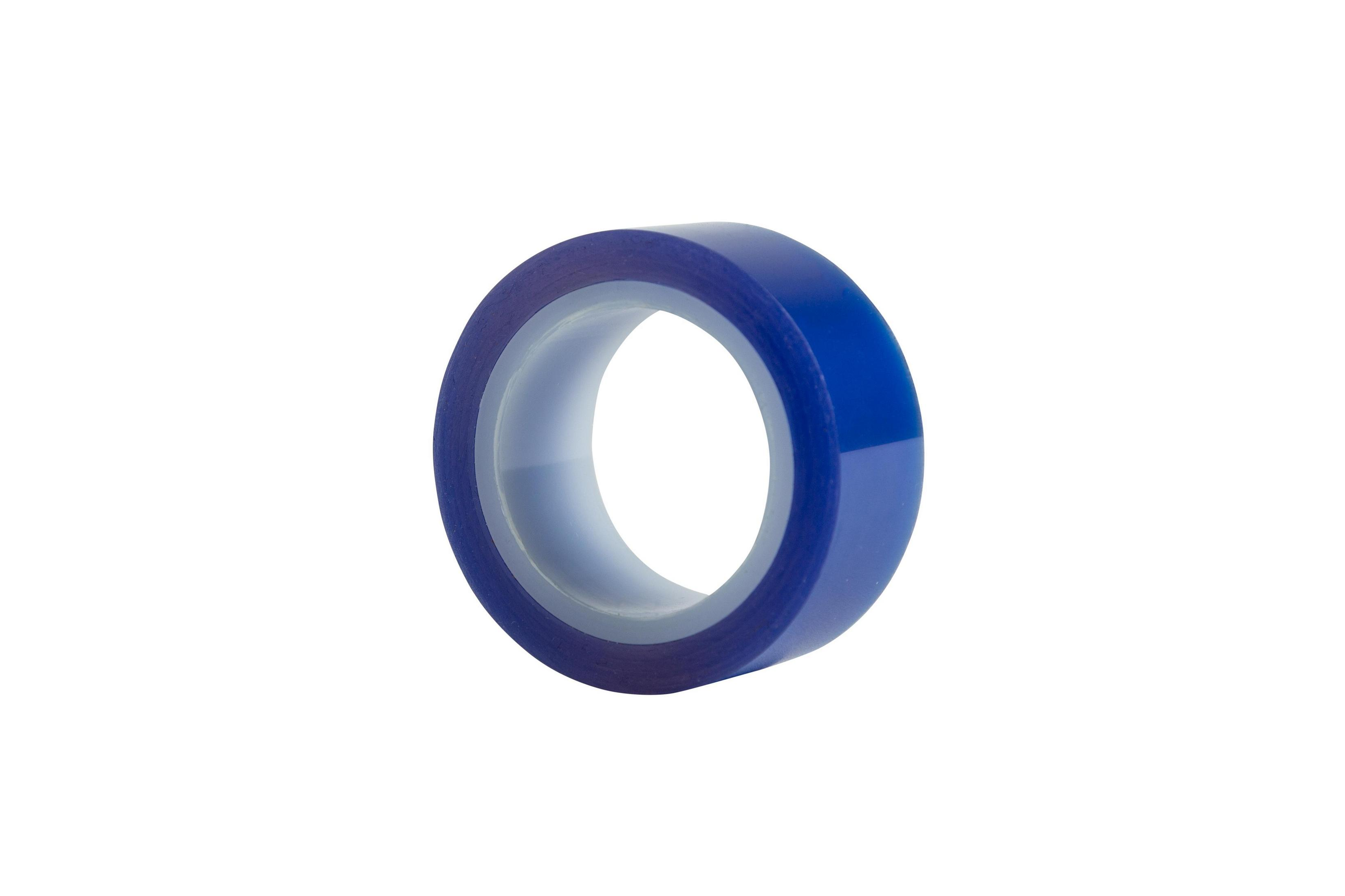 Rotolo di nastro blu. Il nastro è di un colore blu vibrante ed è arrotolato. Sfondo bianco.