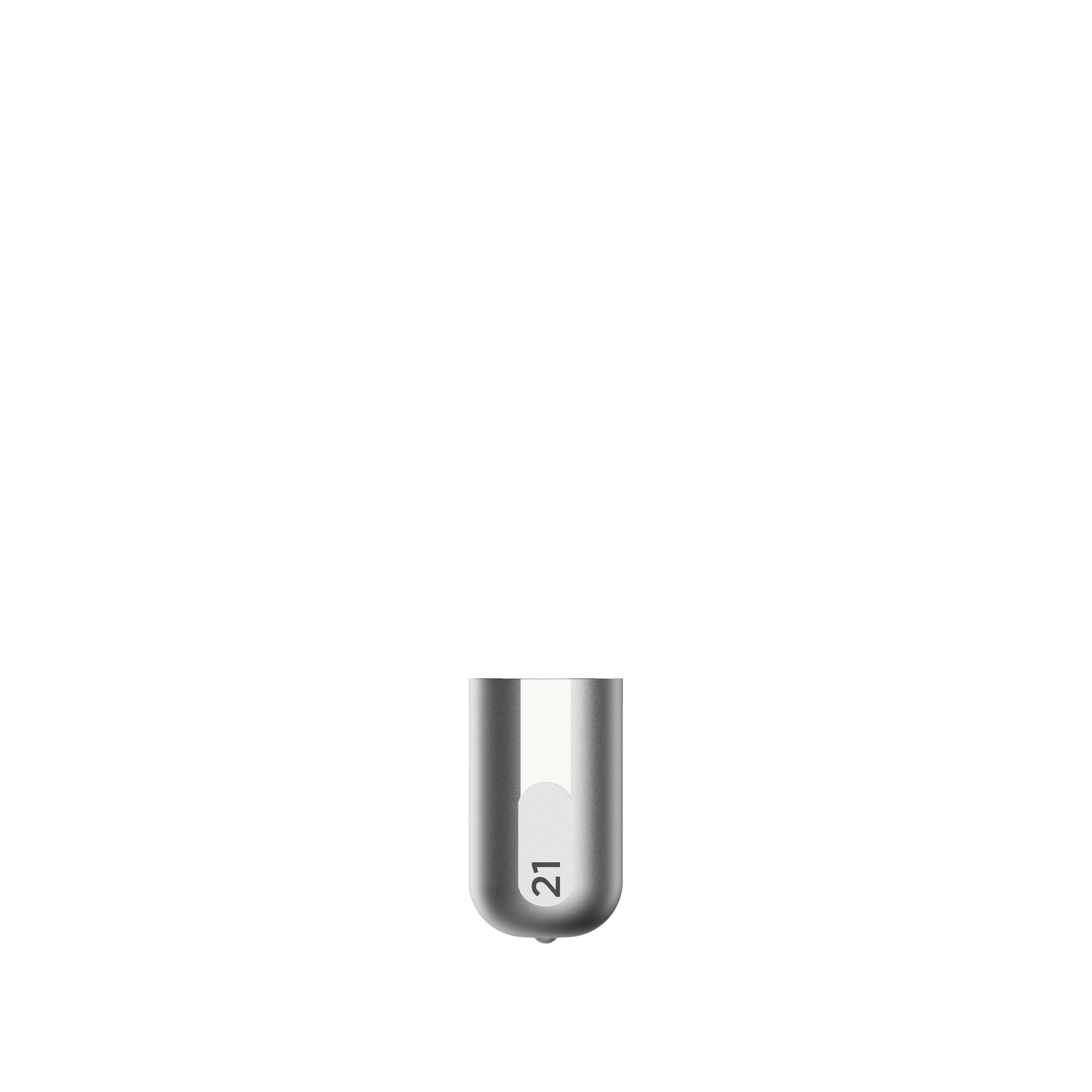 Zylindrisches Objekt aus Metall in Silber mit der Zahl 21. Weißer Hintergrund.