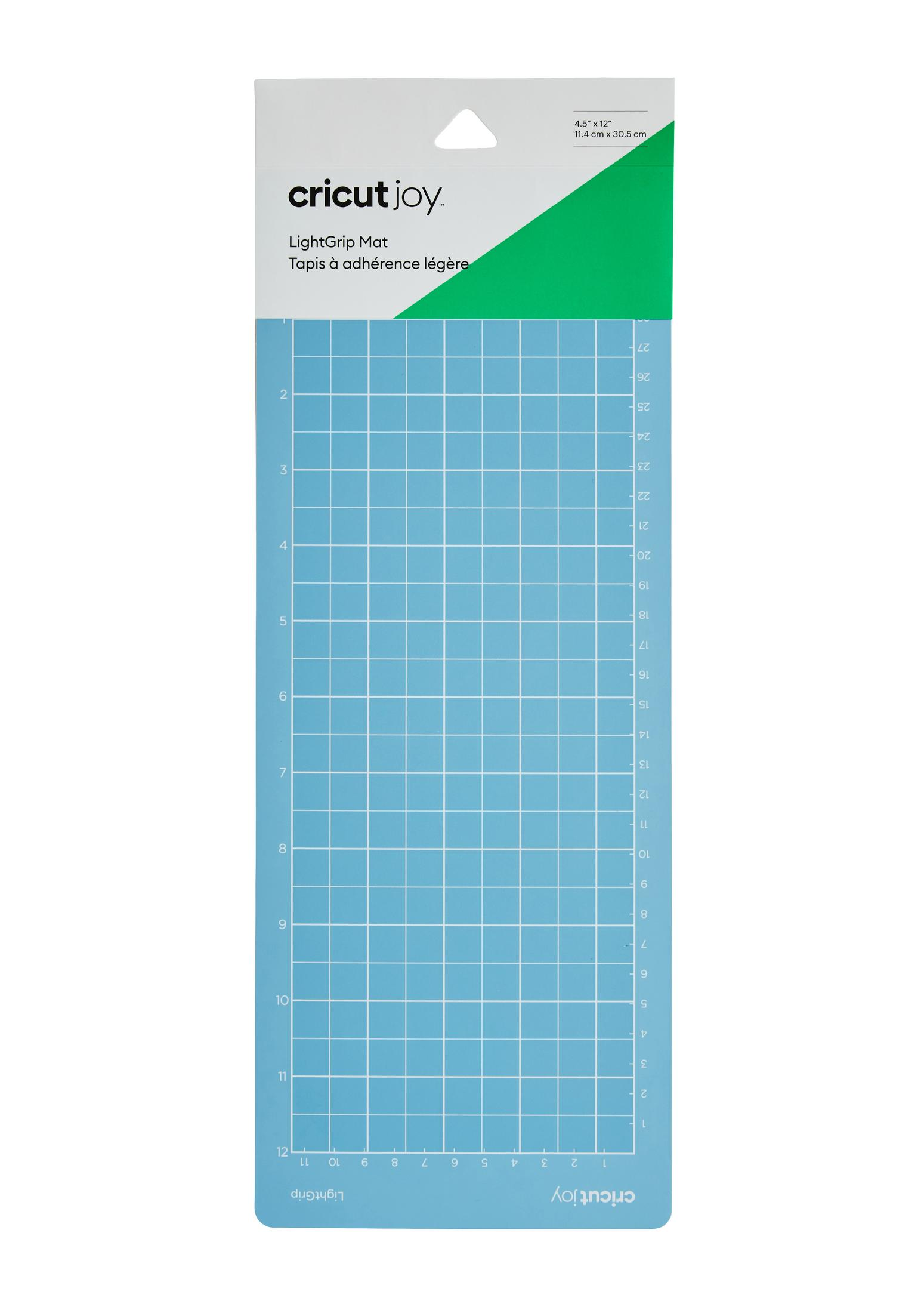 Tapis Cricut Joy LightGrip bleu clair. Lignes de grille et texte. Emballage blanc et vert.