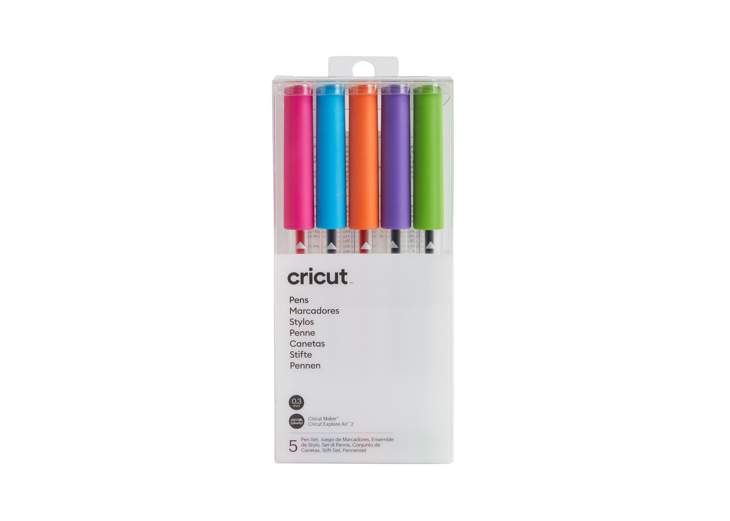 Eine Packung mit fünf bunten Cricut-Stiften. Die Stifte sind rosa, blau, orange, lila und grün.