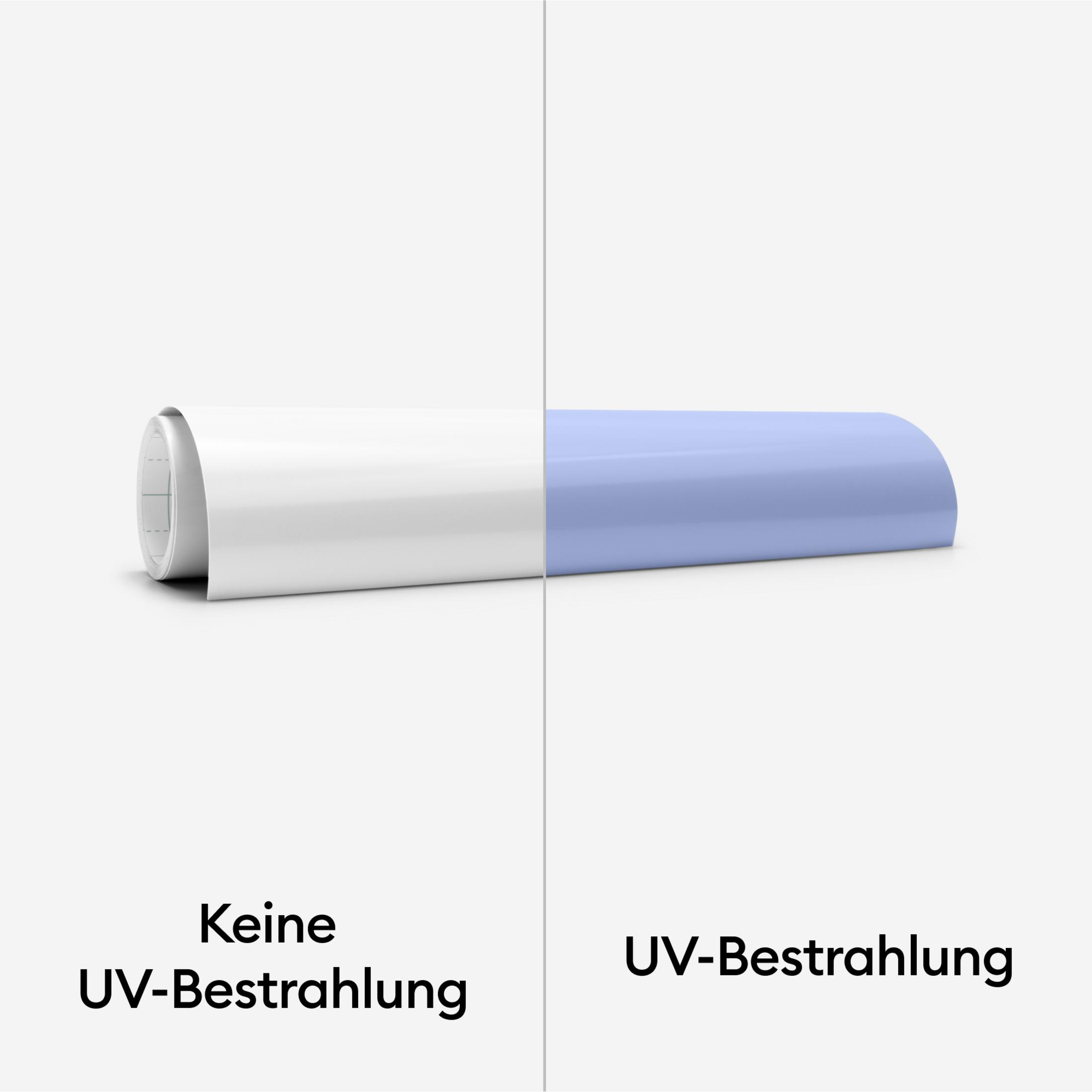 Ein Materialmuster, das die Wirkung von UV-Strahlung zeigt. Eine Seite ist weiß, die andere blau.