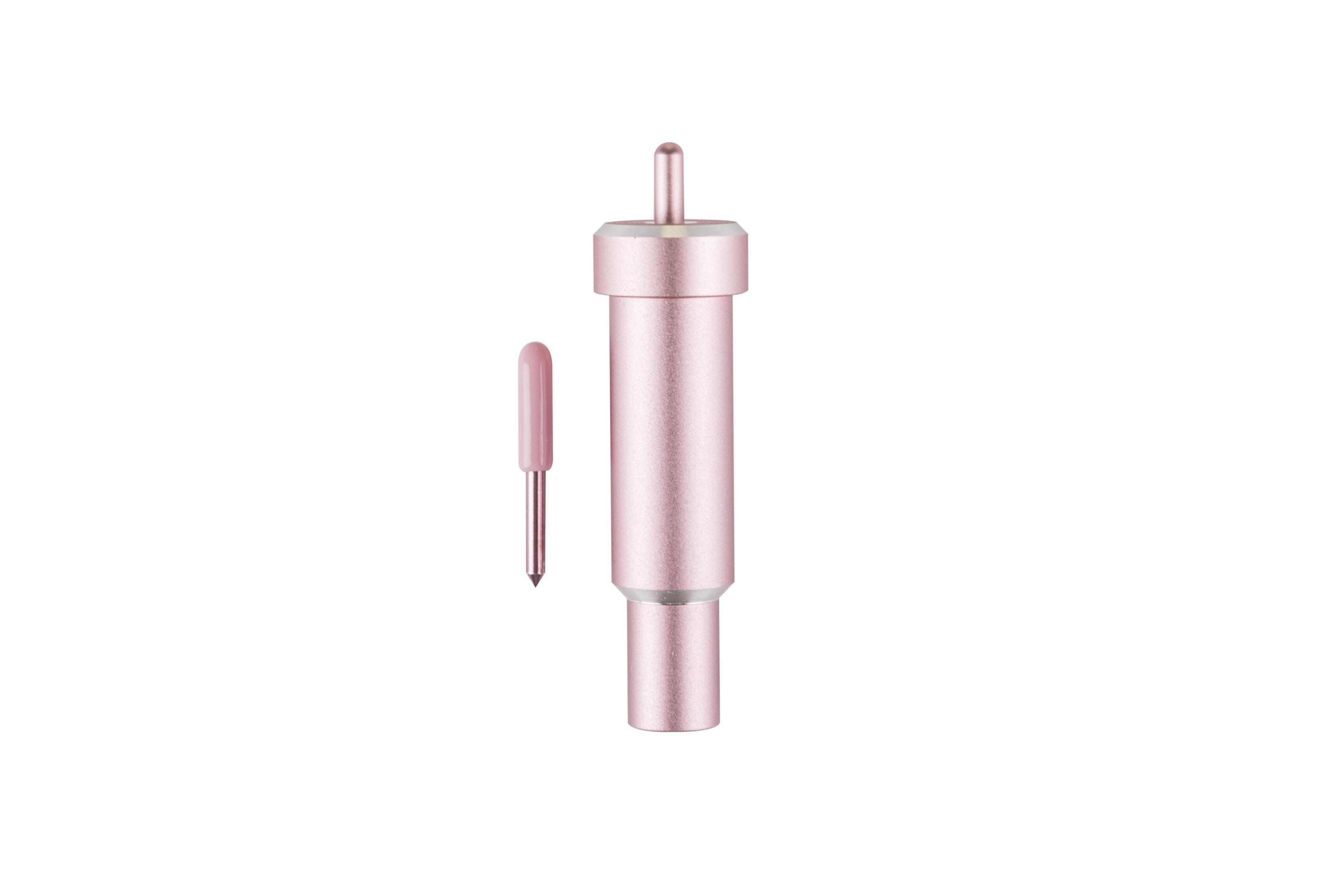 Ein rosa Cricut-Maschinenklingen- und Gehäuseset auf weißem Hintergrund. Die Klinge ist klein und dünn.