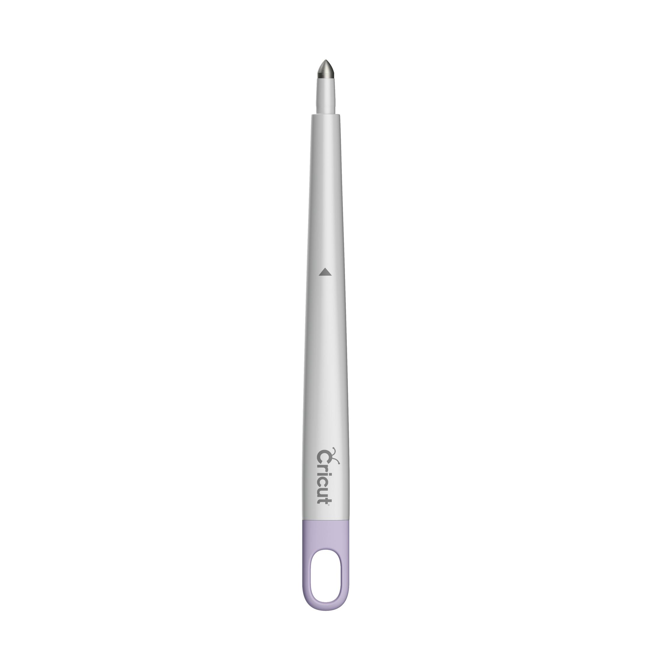 Cricut-Stift mit lila Griff, Markenname deutlich sichtbar.