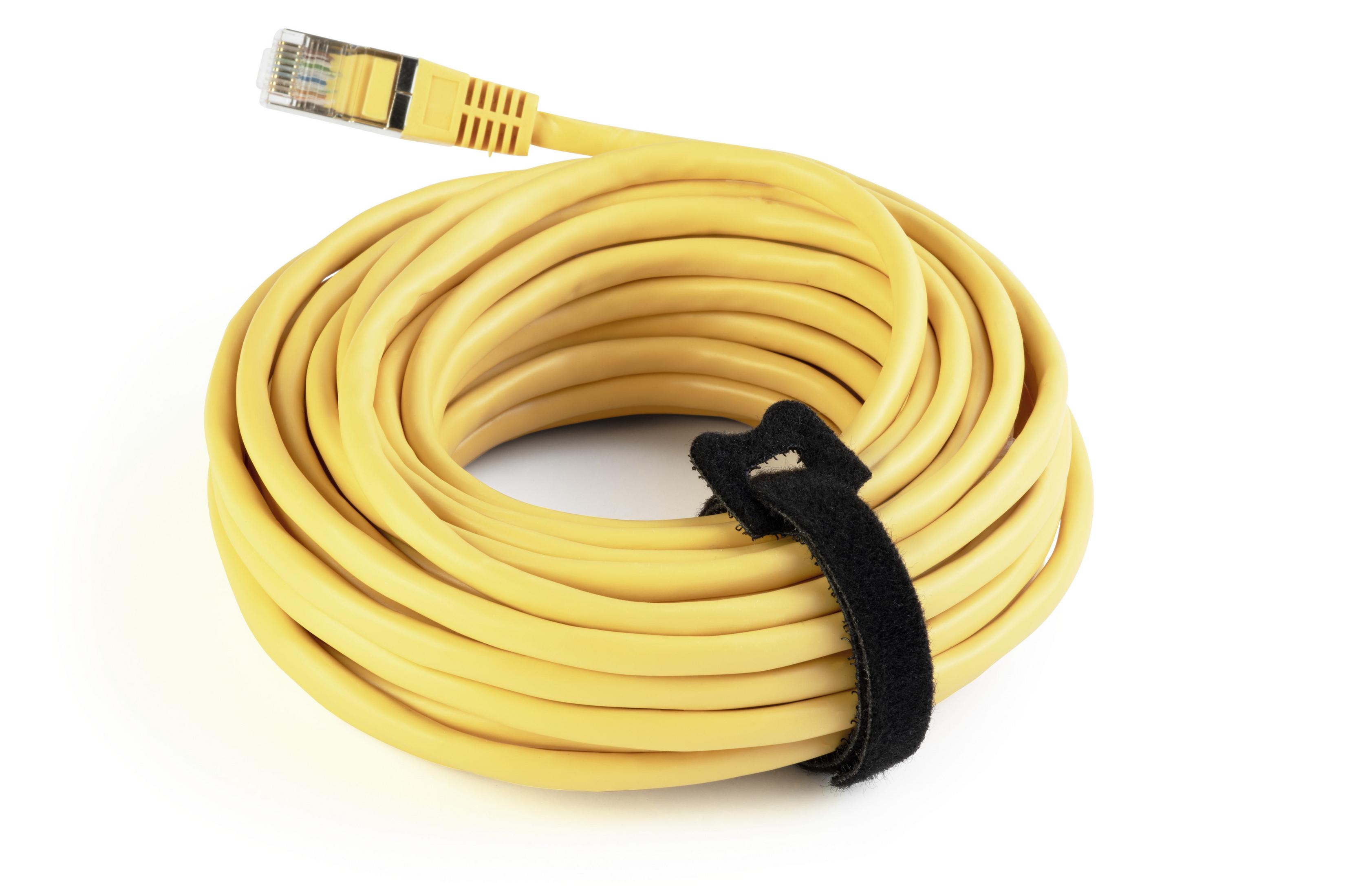 Gelbes Ethernet-Kabel mit schwarzem Klettverschluss auf weißem Grund.