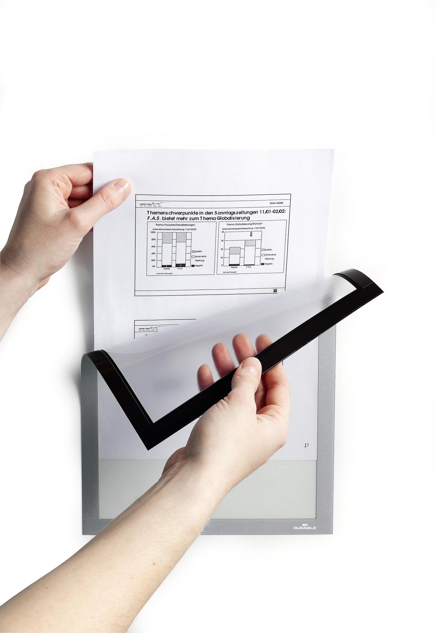Hände halten Papier in einem Halter und zeigen ein Dokument mit Diagrammen. Weißer Hintergrund.