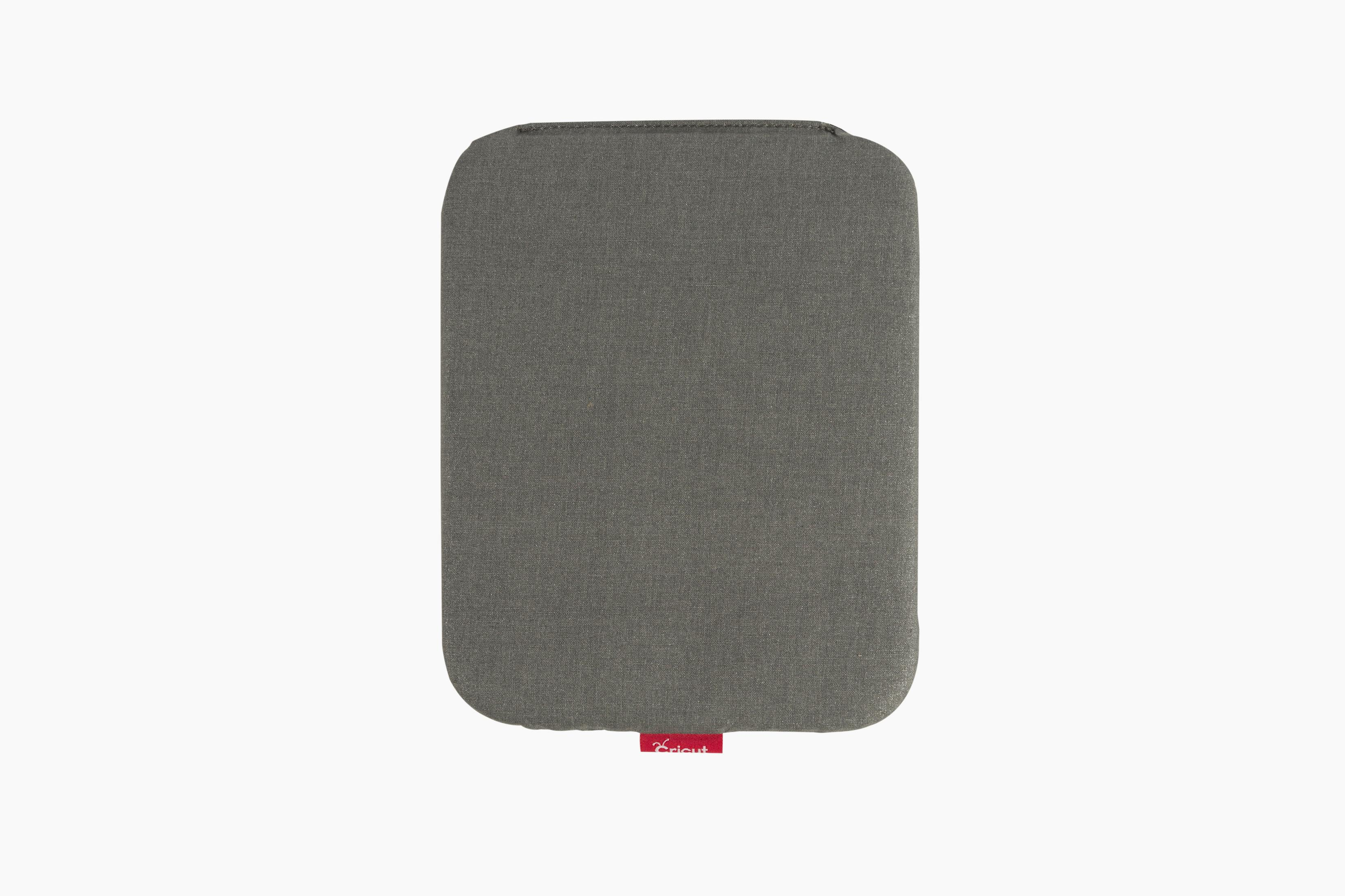 Graue Cricut-Bügelpresse-Matte auf weißem Hintergrund. Rotes Cricut-Etikett.