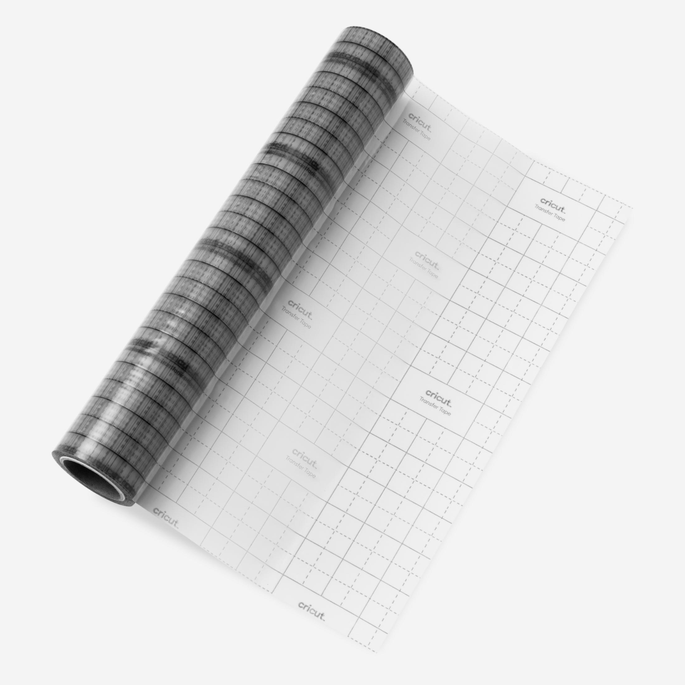 Eine Rolle Cricut-Transferband mit Gittermuster liegt auf weißer Oberfläche.