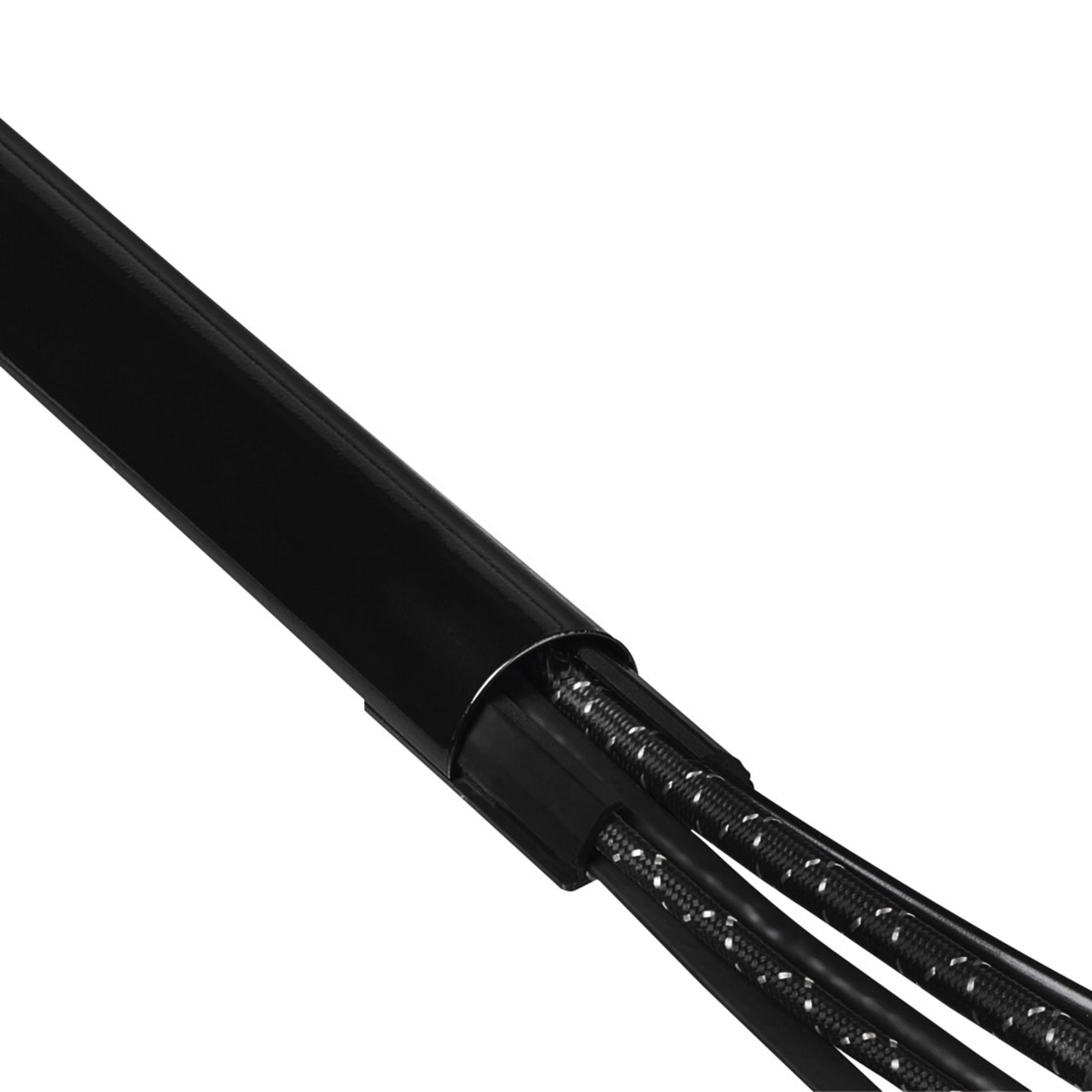 Nahaufnahme eines schwarzen Kabelkanals mit Kabeln. Die Kabel haben ein schwarz-weißes Muster.
