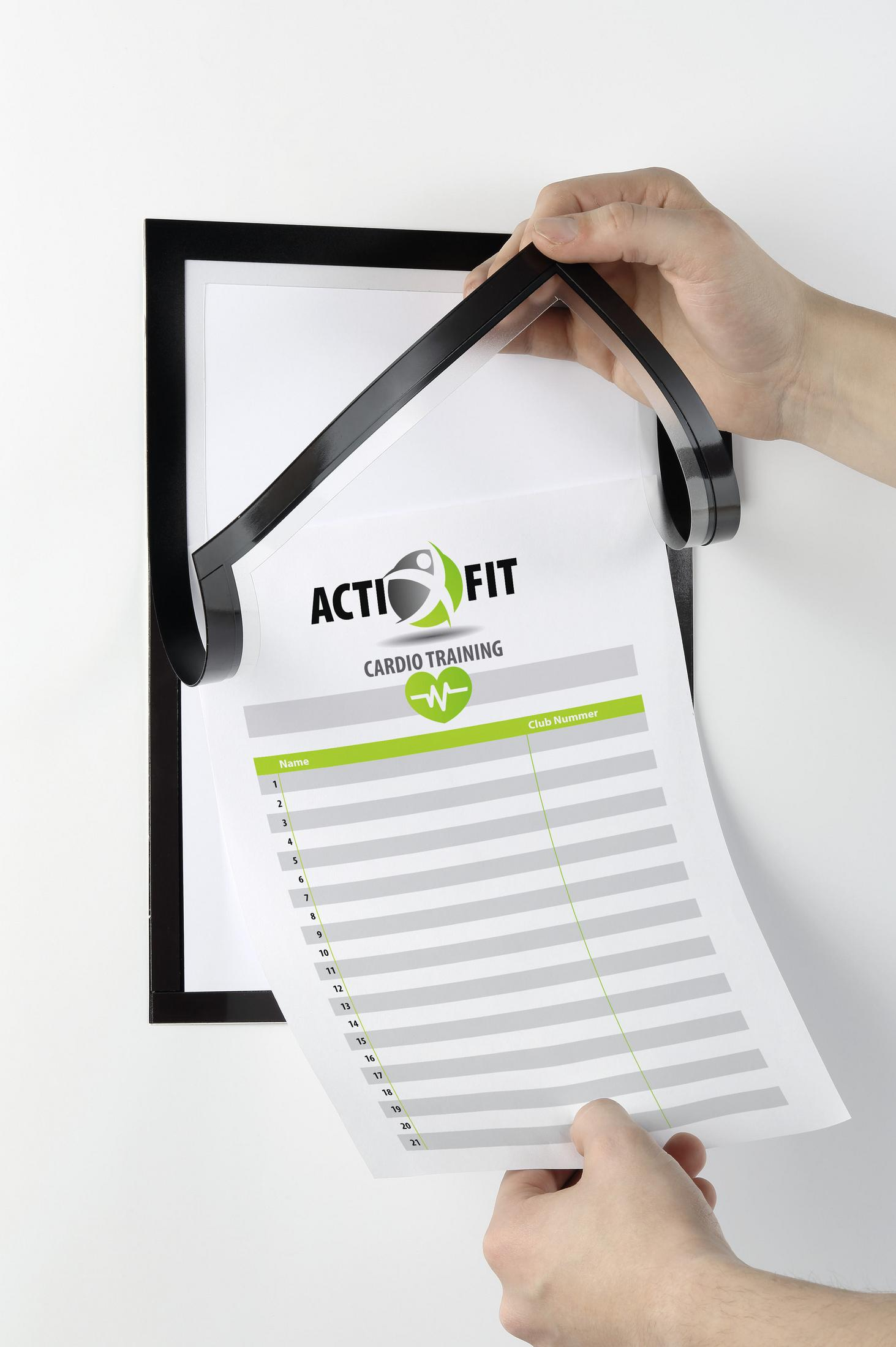 Hände halten ein Papier mit den Worten 'ACTION FIT Cardio Training' und einem Anmeldeformular.