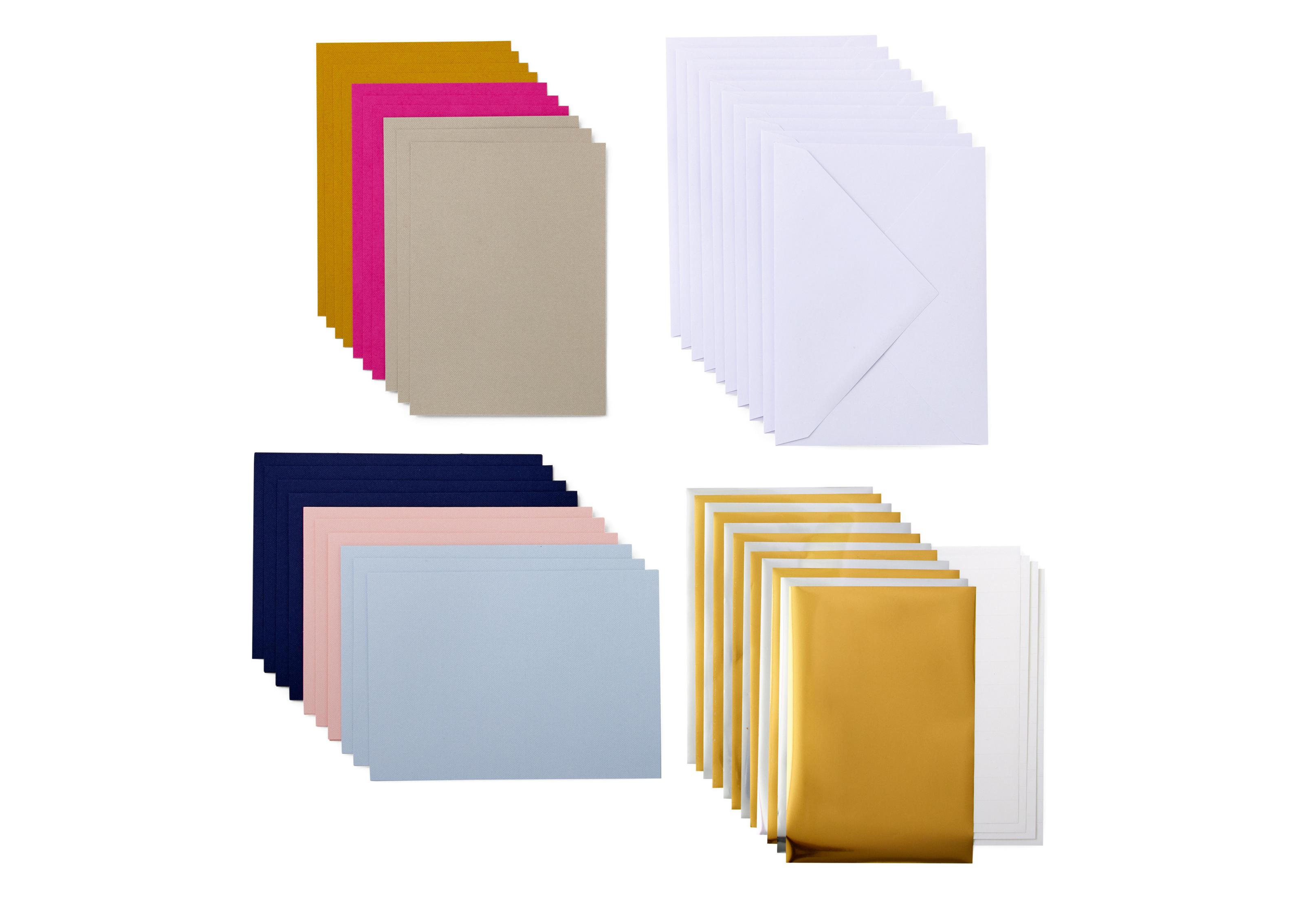 Vier Stapel Papier mit Umschlägen. Farbiges Papier und weiße Umschläge. Weißer Hintergrund.