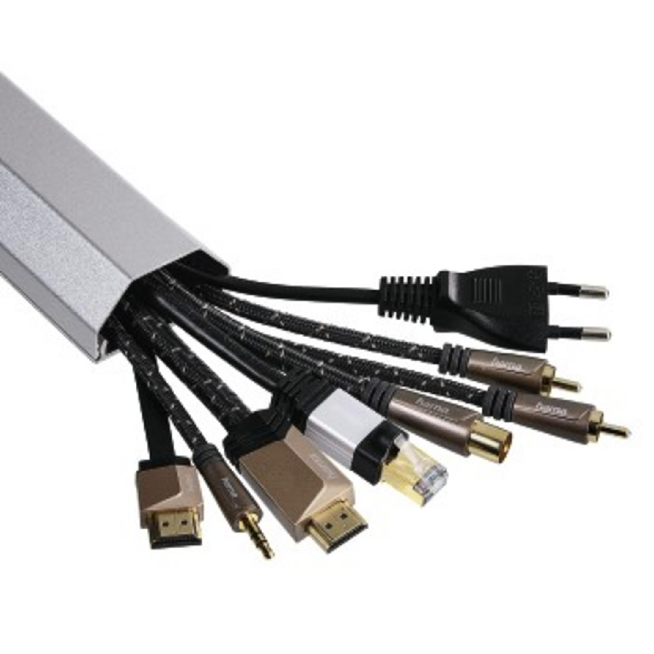Kabel kommen aus einem silbernen Kabelkanal.