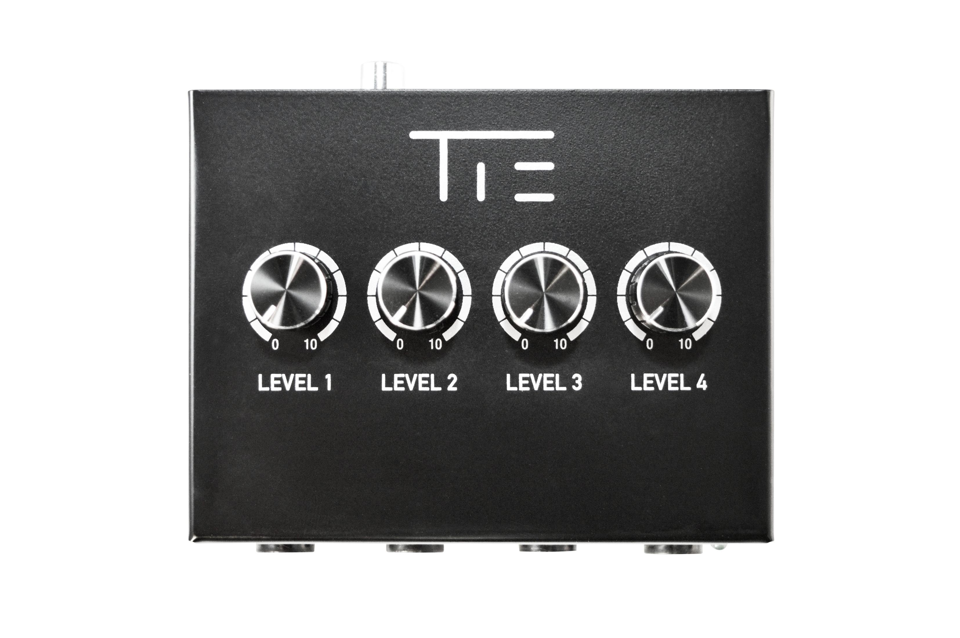 Ein schwarzes Audiogerät mit vier Knöpfen, die mit 'LEVEL 1' bis 'LEVEL 4' beschriftet sind, auf weißem Hintergrund.