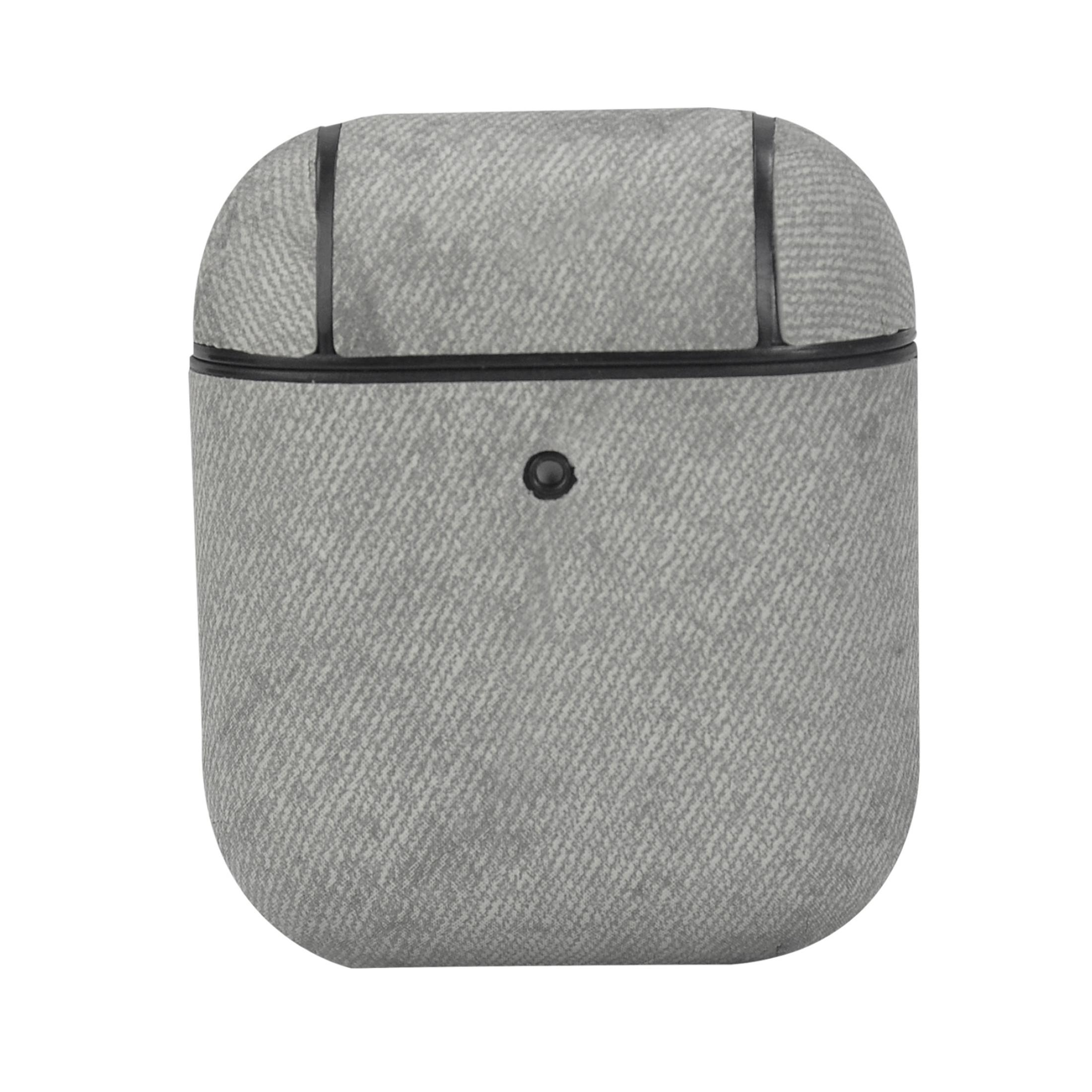 Graues AirPods-Etui. Schwarze Details und ein Knopf. Weißer Hintergrund. Strukturierte Oberfläche. Schlichtes Design.