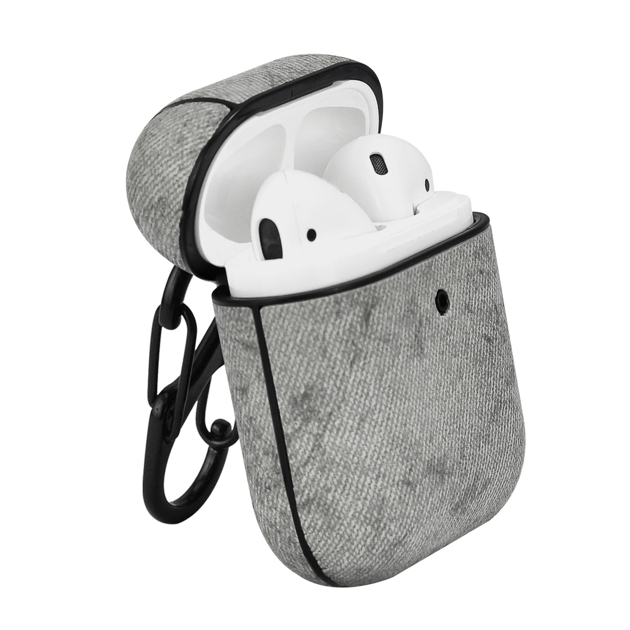 Graues AirPods-Etui mit offenem Deckel, das weiße Ohrhörer enthält. Schwarzes Scharnier und Clip.