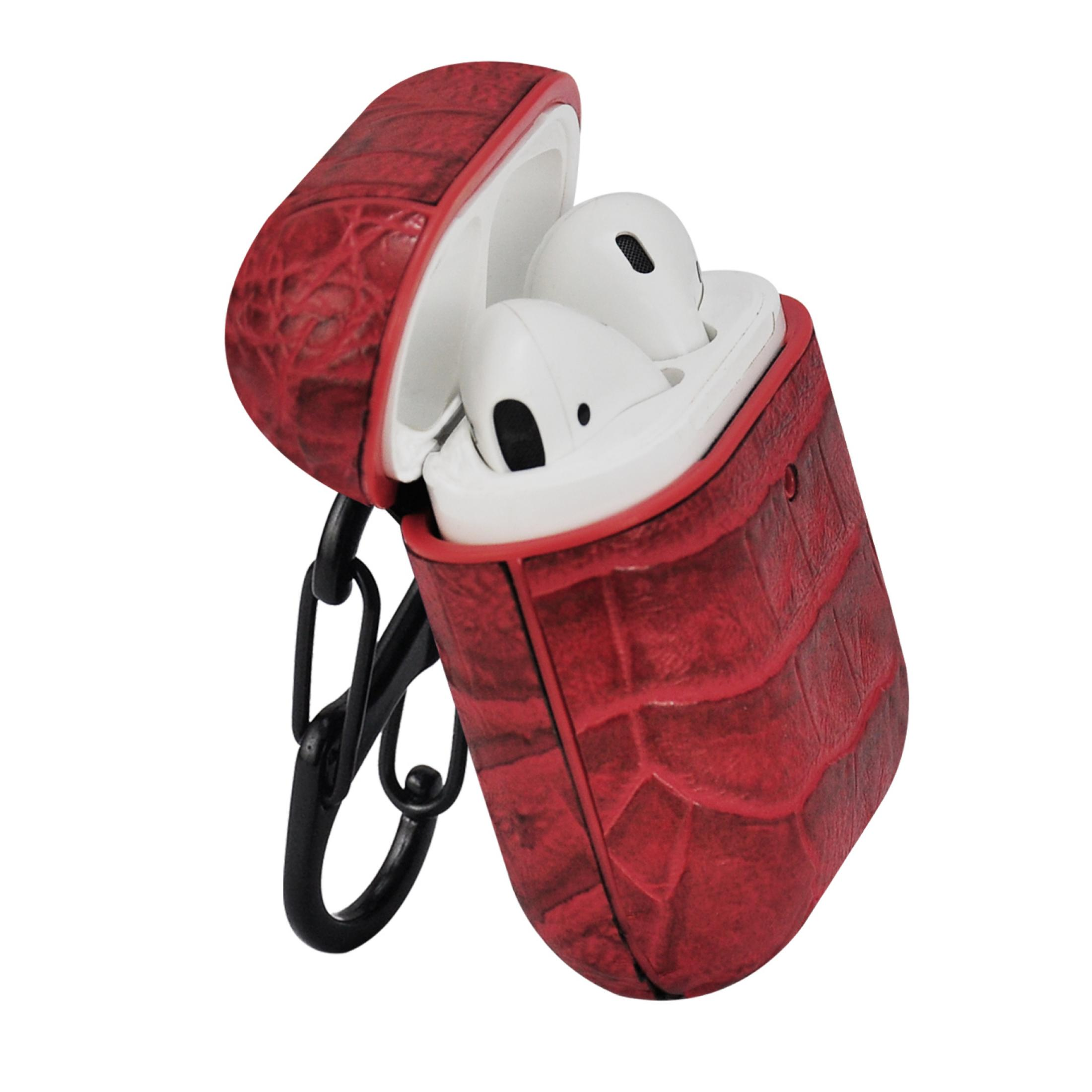 Ein rotes, strukturiertes AirPod-Etui mit Verschluss. Die AirPods sind weiß und im geöffneten Etui.