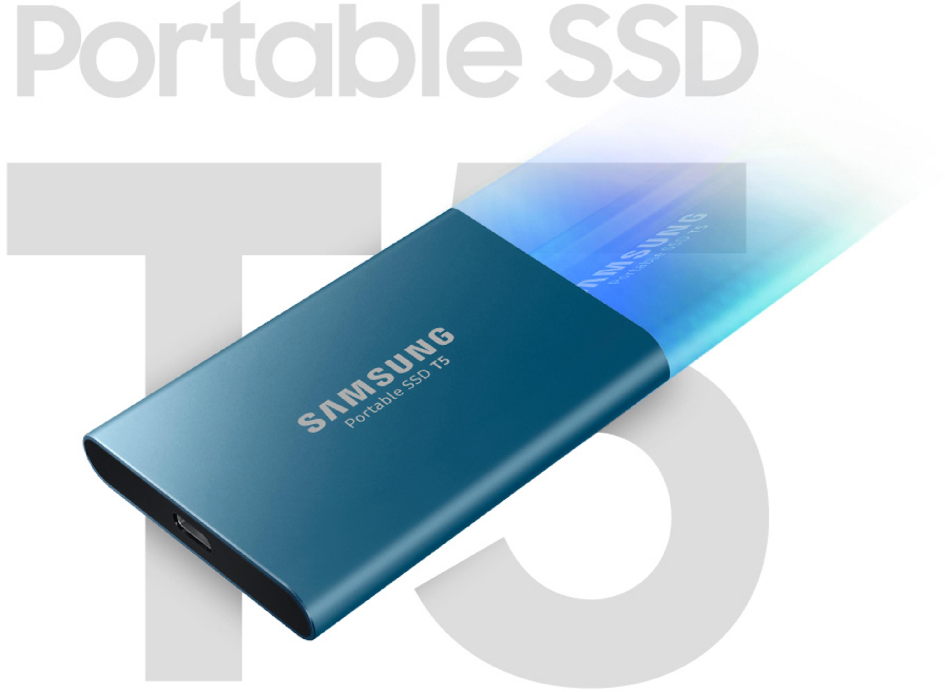 Un'unità SSD portatile blu con 'SAMSUNG Portable SSD T5' sopra, sfondo bianco.