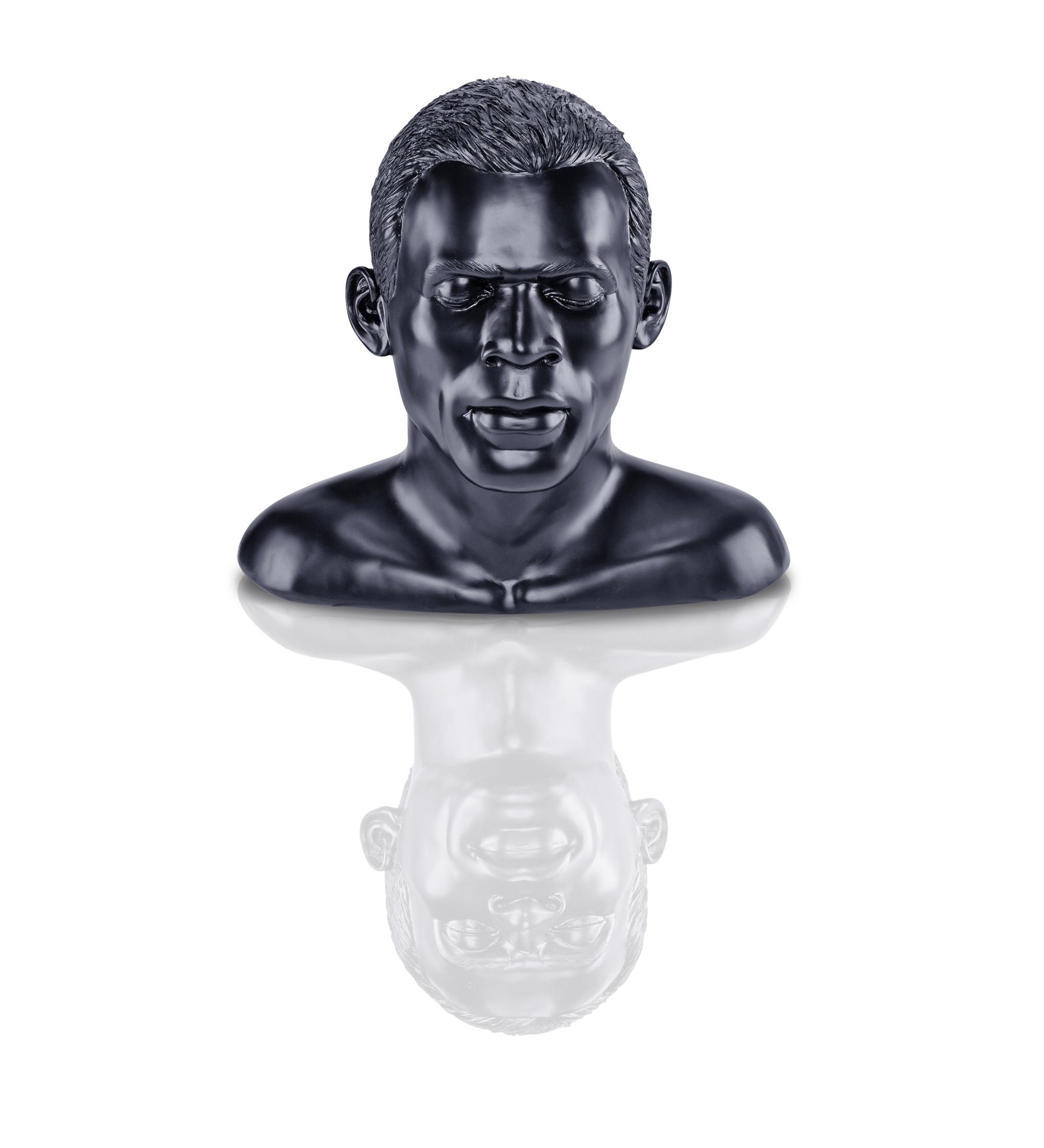 Schwarze Büstenskulptur, die sich auf einer weißen Oberfläche spiegelt. Die Büste ist ein menschlicher Kopf und Hals.