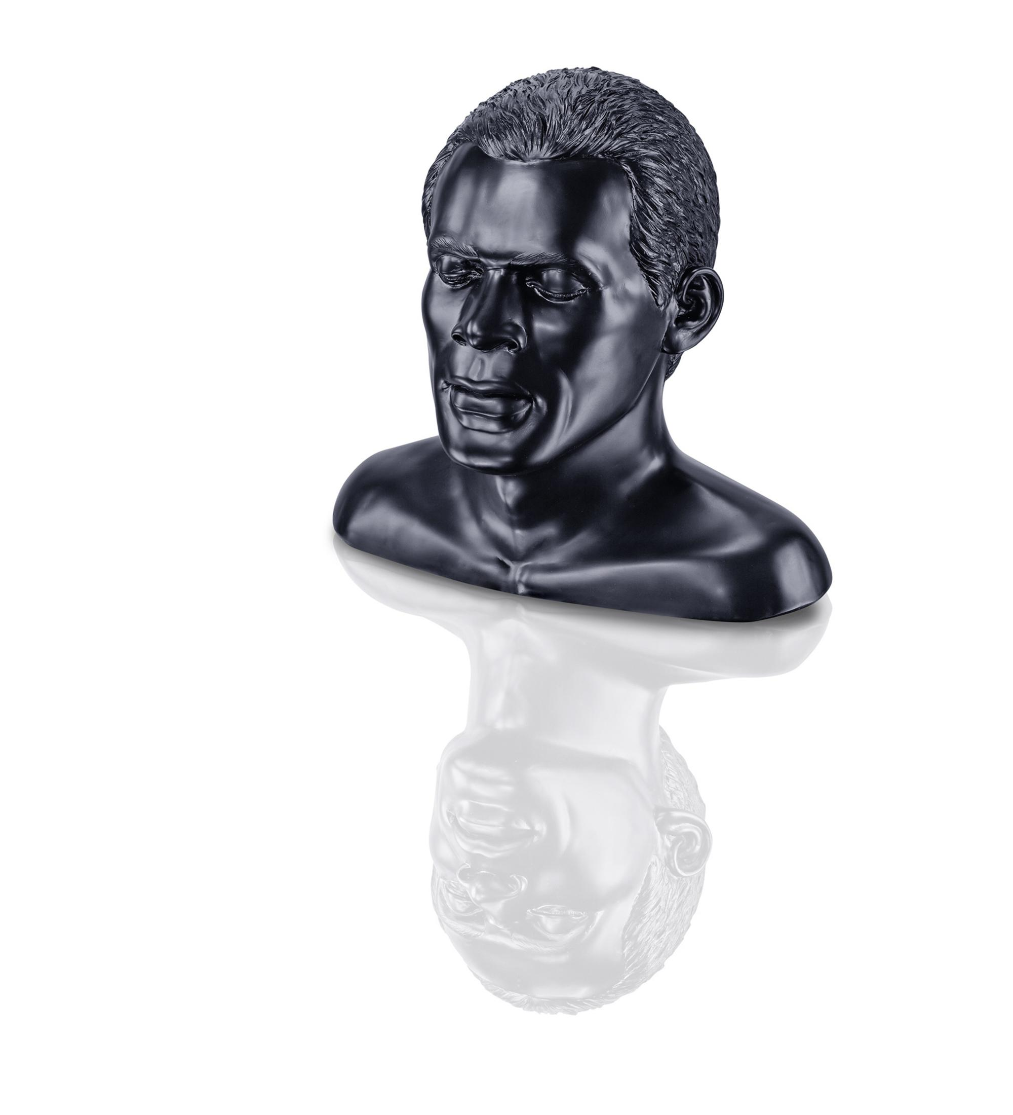 Schwarze Büste eines Mannes mit reflektierender Oberfläche darunter. Die Büste ist dunkel gefärbt.