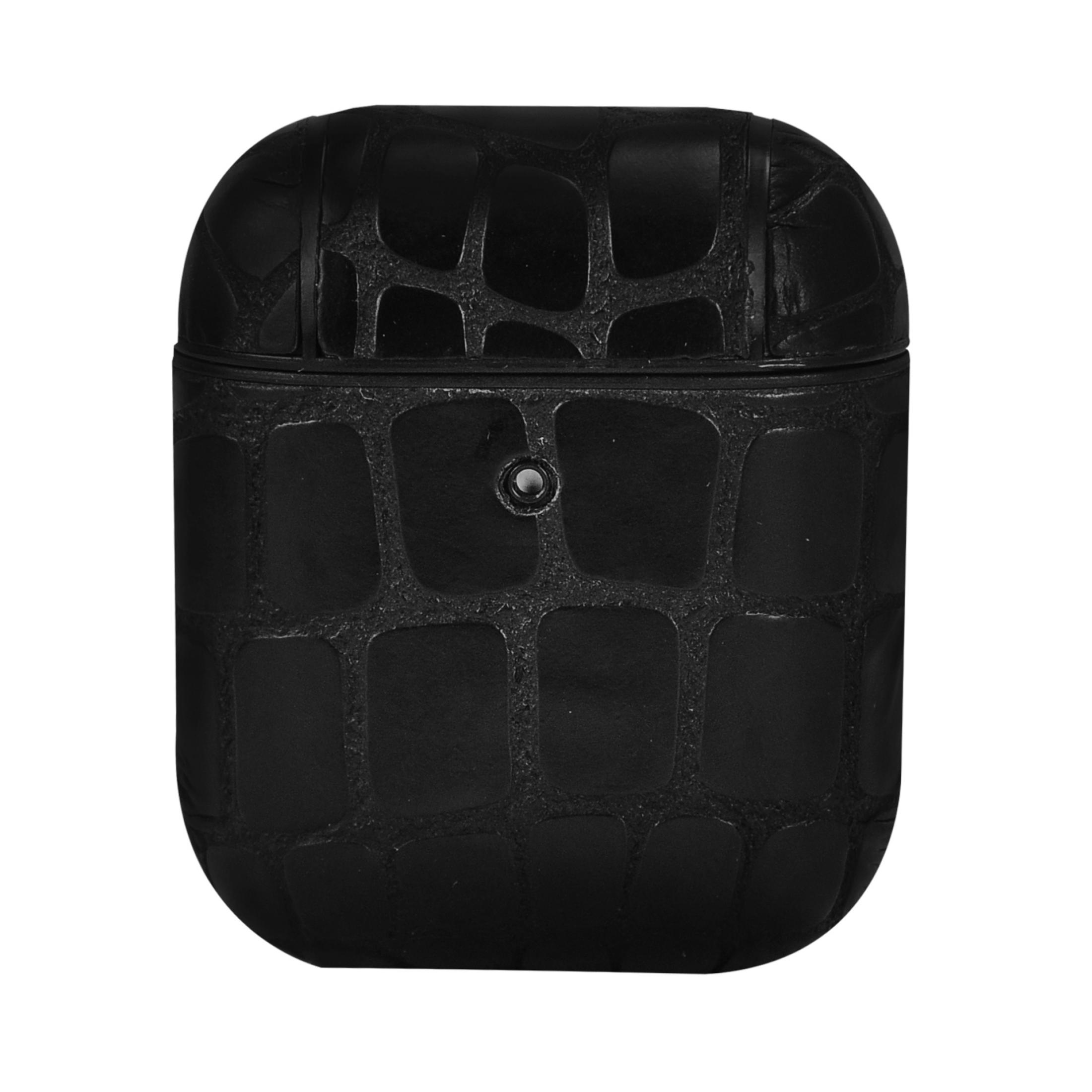 Schwarzes, strukturiertes AirPod-Etui mit silbernem Knopf auf weißem Hintergrund.