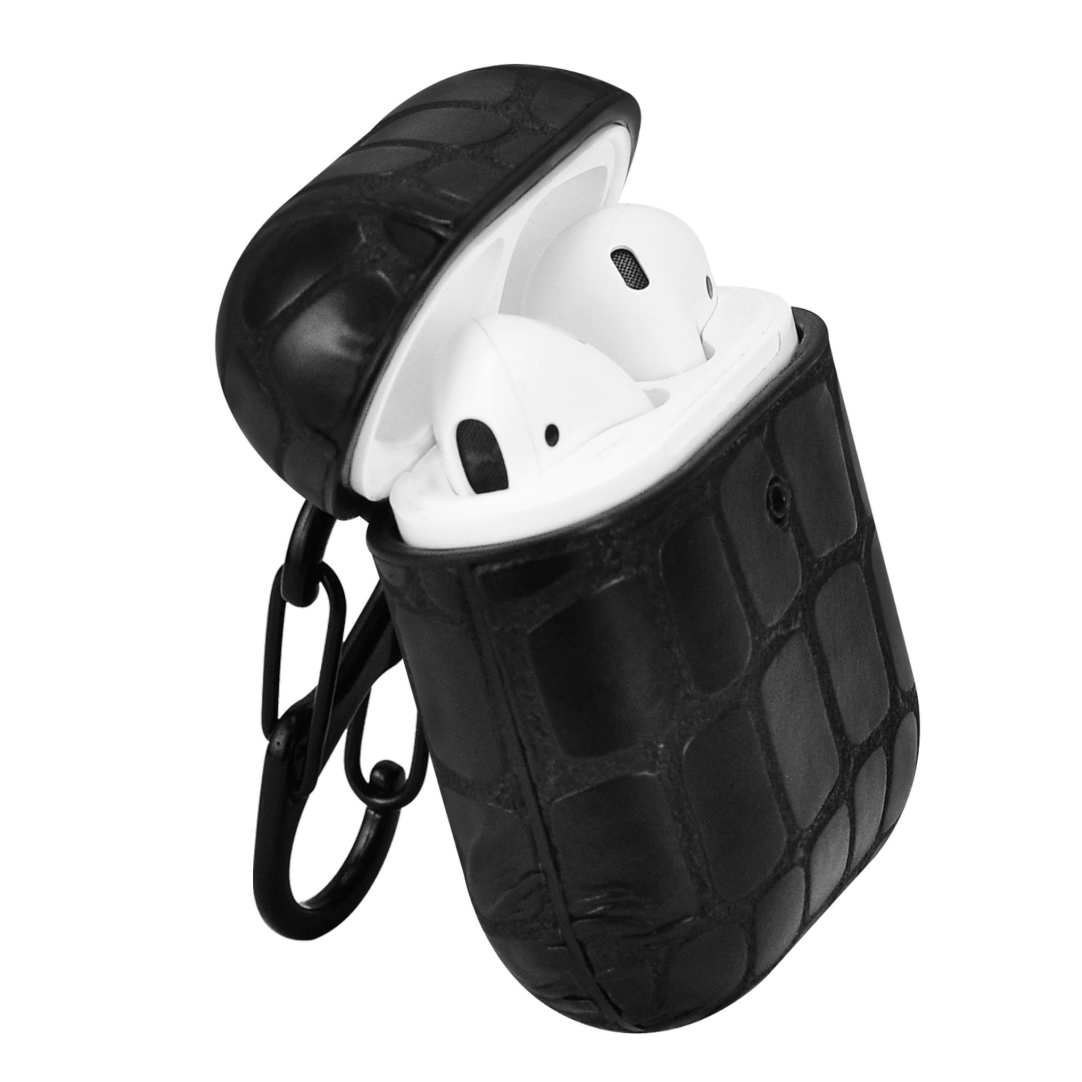 Eine offene schwarze Hülle mit AirPods darin, vor weißem Hintergrund.