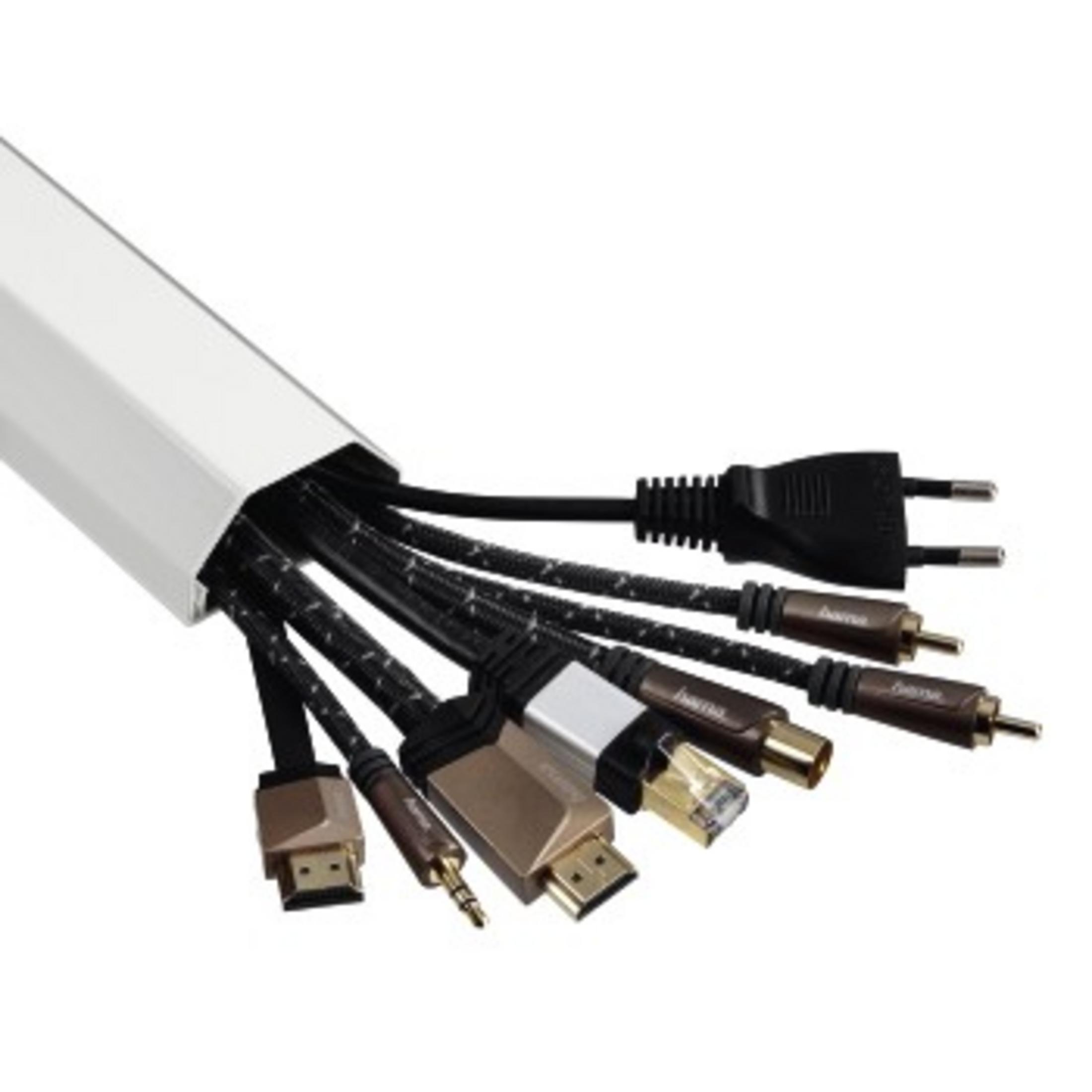 Kabel verschiedener Arten, die aus einem weißen Kabelkanal kommen, weißer Hintergrund.